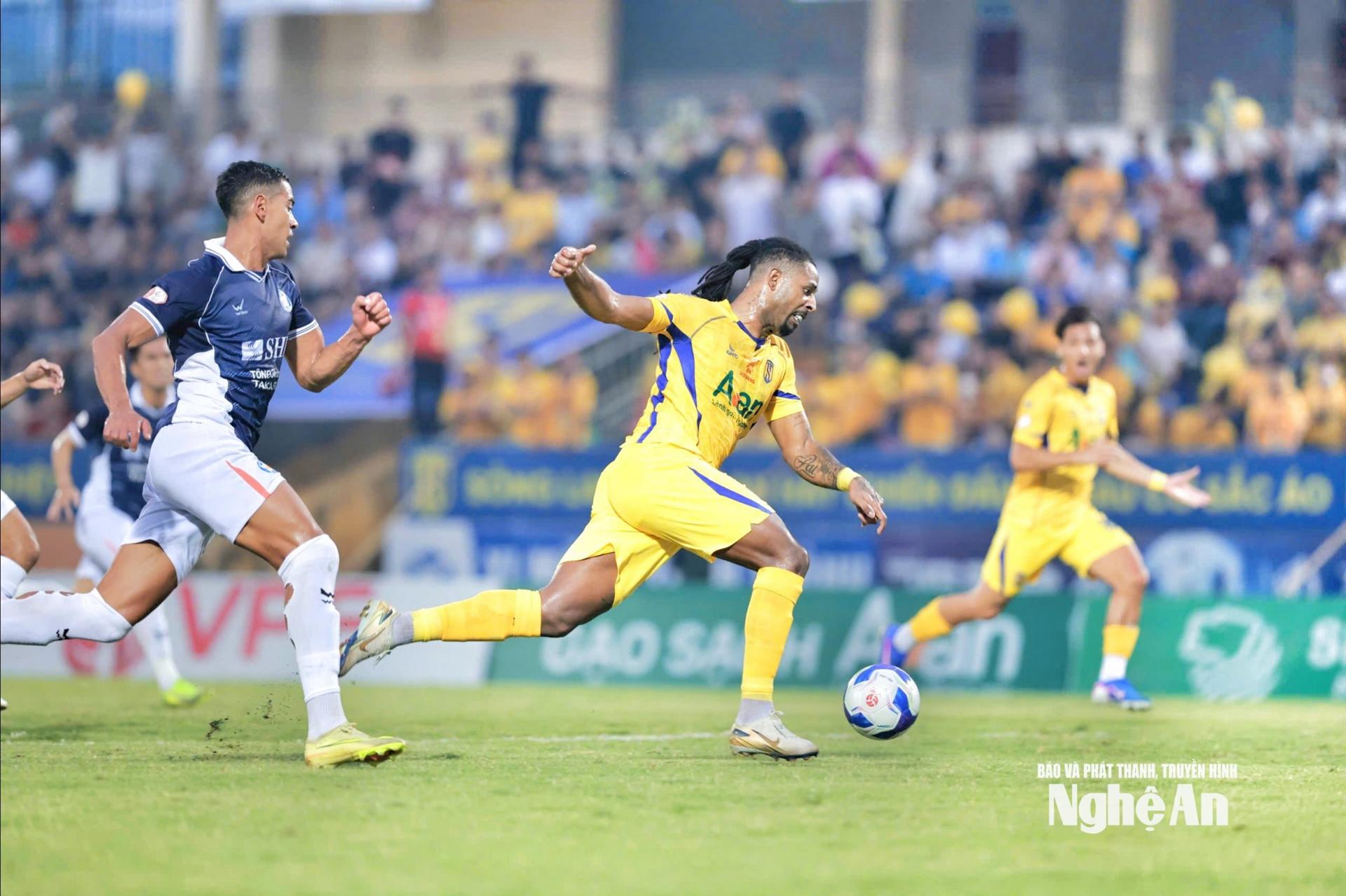 Fortes làm tung lưới SHB Đà Nẵng nhưng trọng tài không công nhận bàn thắng. Ảnh: Xuân Thủy