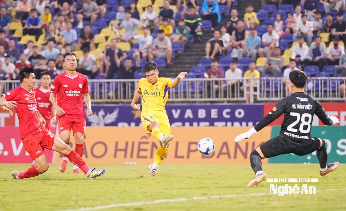 Vương Văn Huy để lại dấu ấn khi ghi bàn mở tỷ số cho SLNA. Ảnh: SLNA