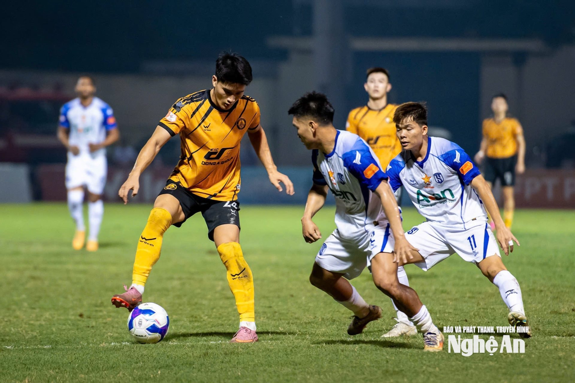 Các cầu thủ SLNA đã thi đấu đầy nỗ lực. Ảnh: VPF