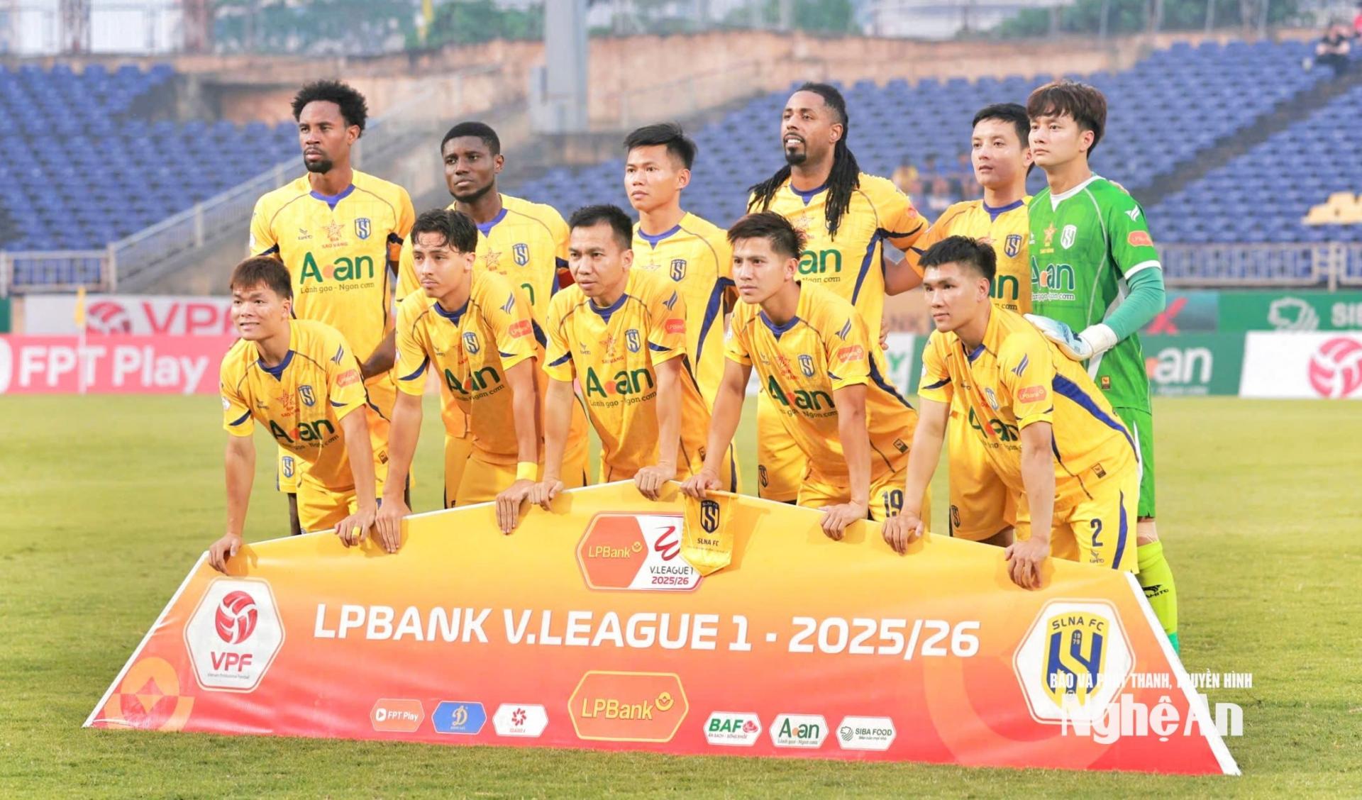 Đội hình xuất phát của Sông Lam Nghệ An. Ảnh: Xuân Thủy