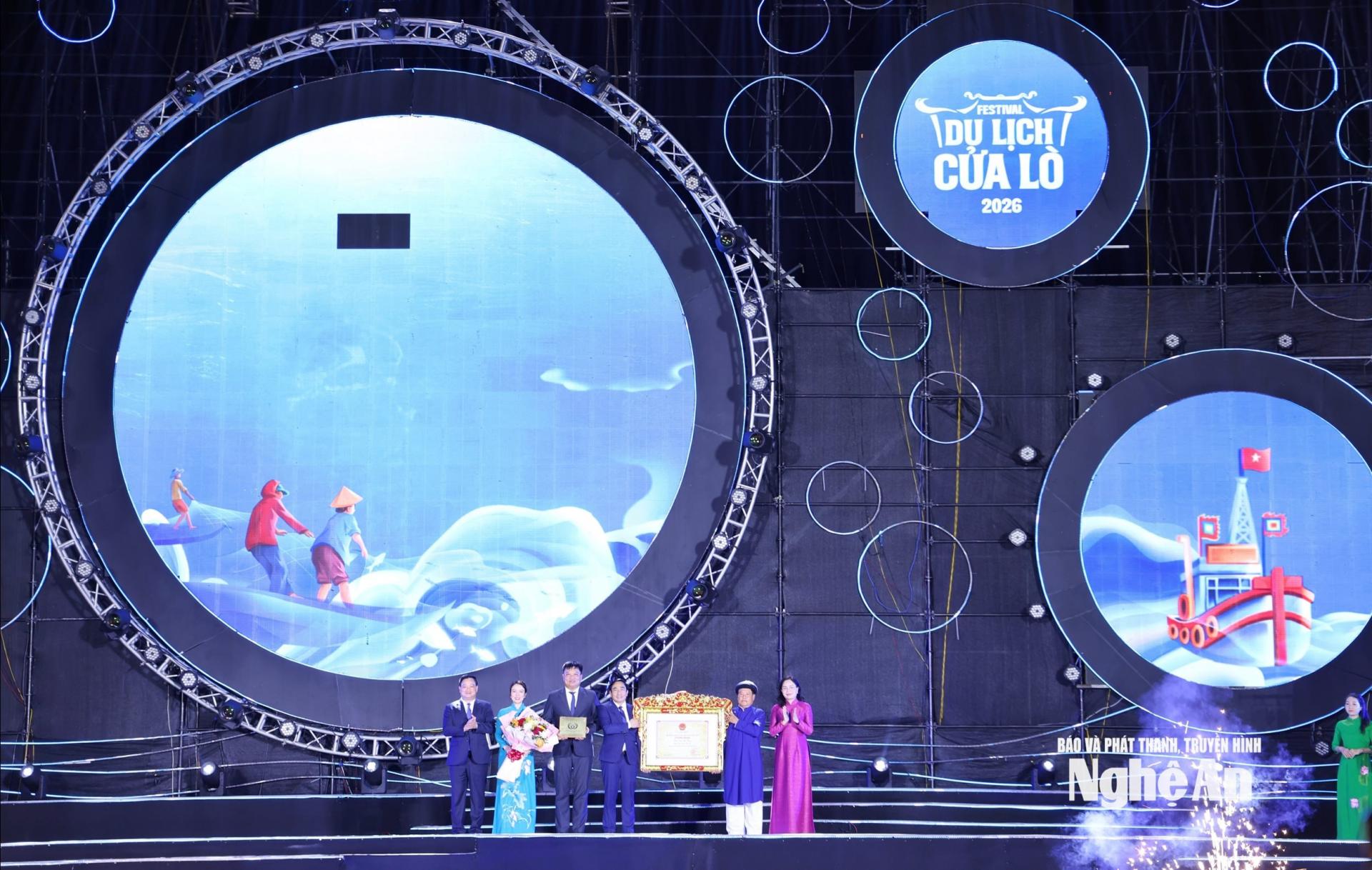 Đồng chí Trịnh Thị Thủy - Thứ trưởng Bộ Văn hóa, Thể thao và Du lịch trao quyết định đưa Lễ hội Đền Mai Bảng vào Danh mục Di sản văn hóa phi vật thể Quốc gia cho lãnh đạo Sở Văn hóa - Thể thao và Du lịch Nghệ An và phường Cửa Lò. Ảnh: Đức Anh