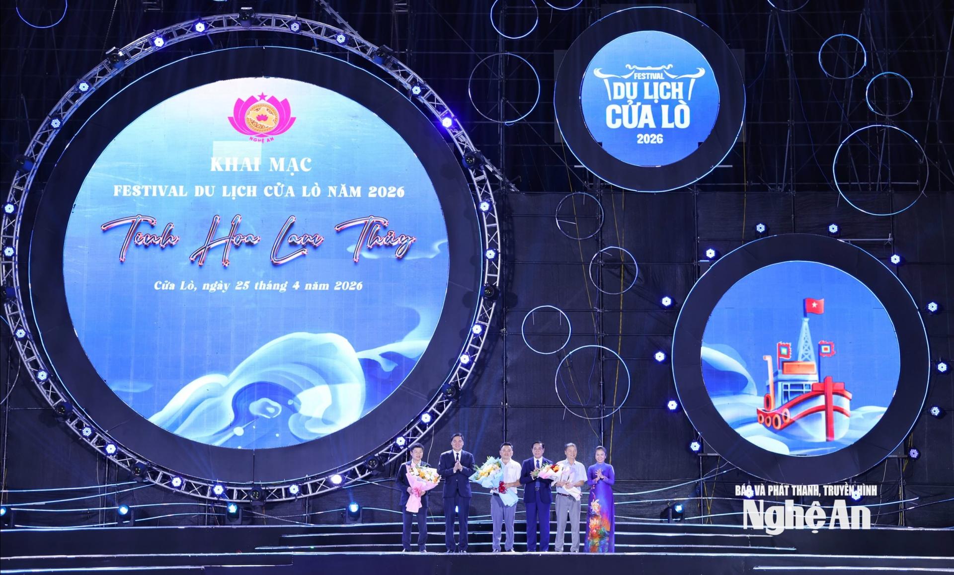 Lãnh đạo tỉnh tặng hoa tri ân các nhà tài trợ. Ảnh: Đức Anh