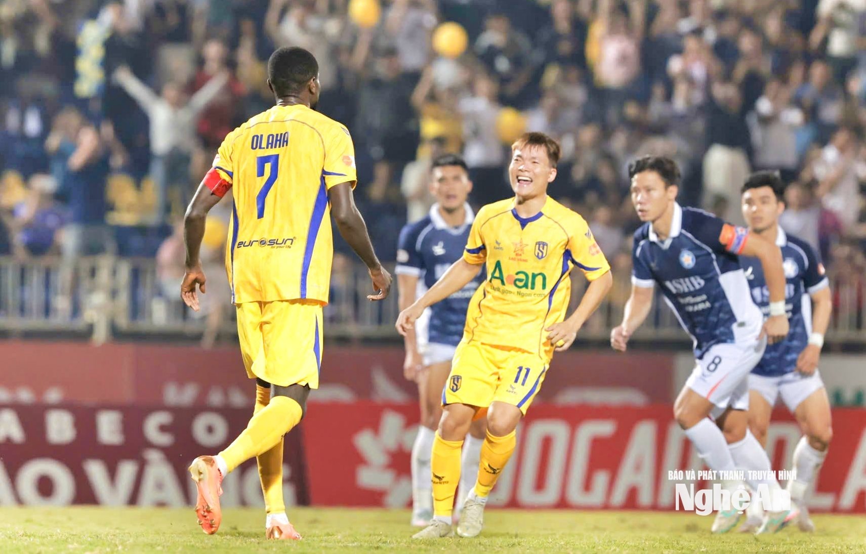 Màn ăn mừng của các cầu thủ SLNA. Ảnh: Xuân Thủy