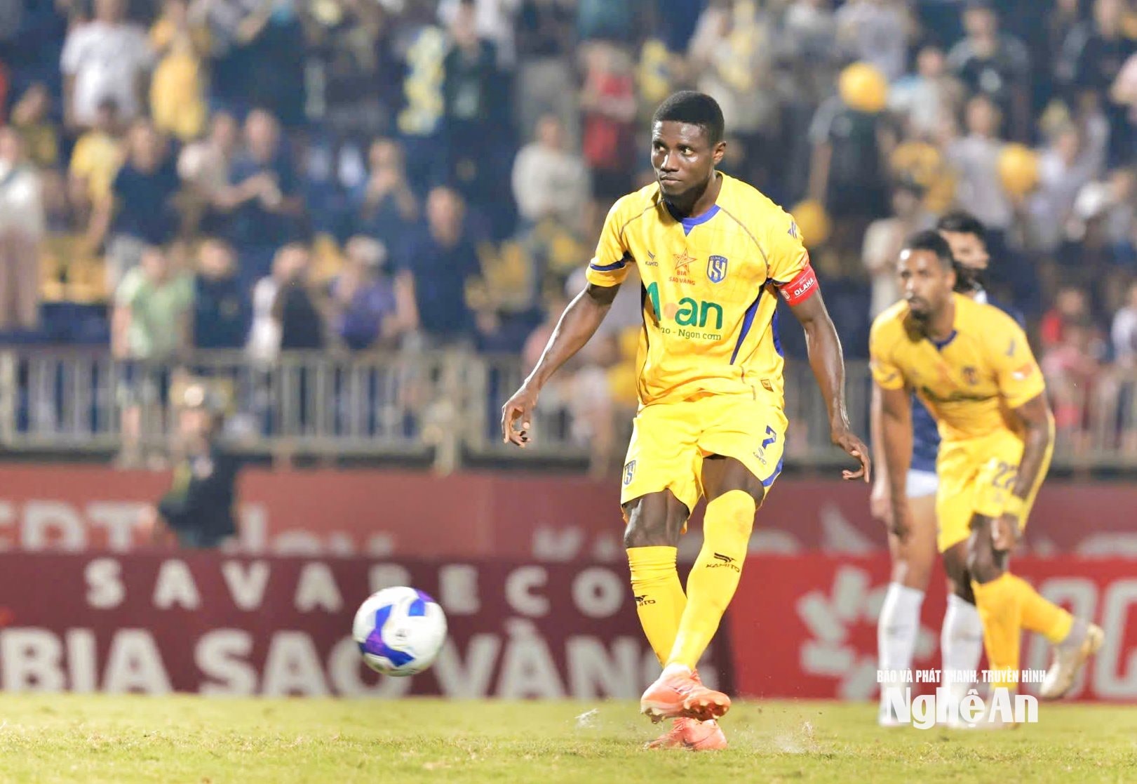 Olaha ghi bàn trên chấm 11m. Ảnh: Xuân Thủy