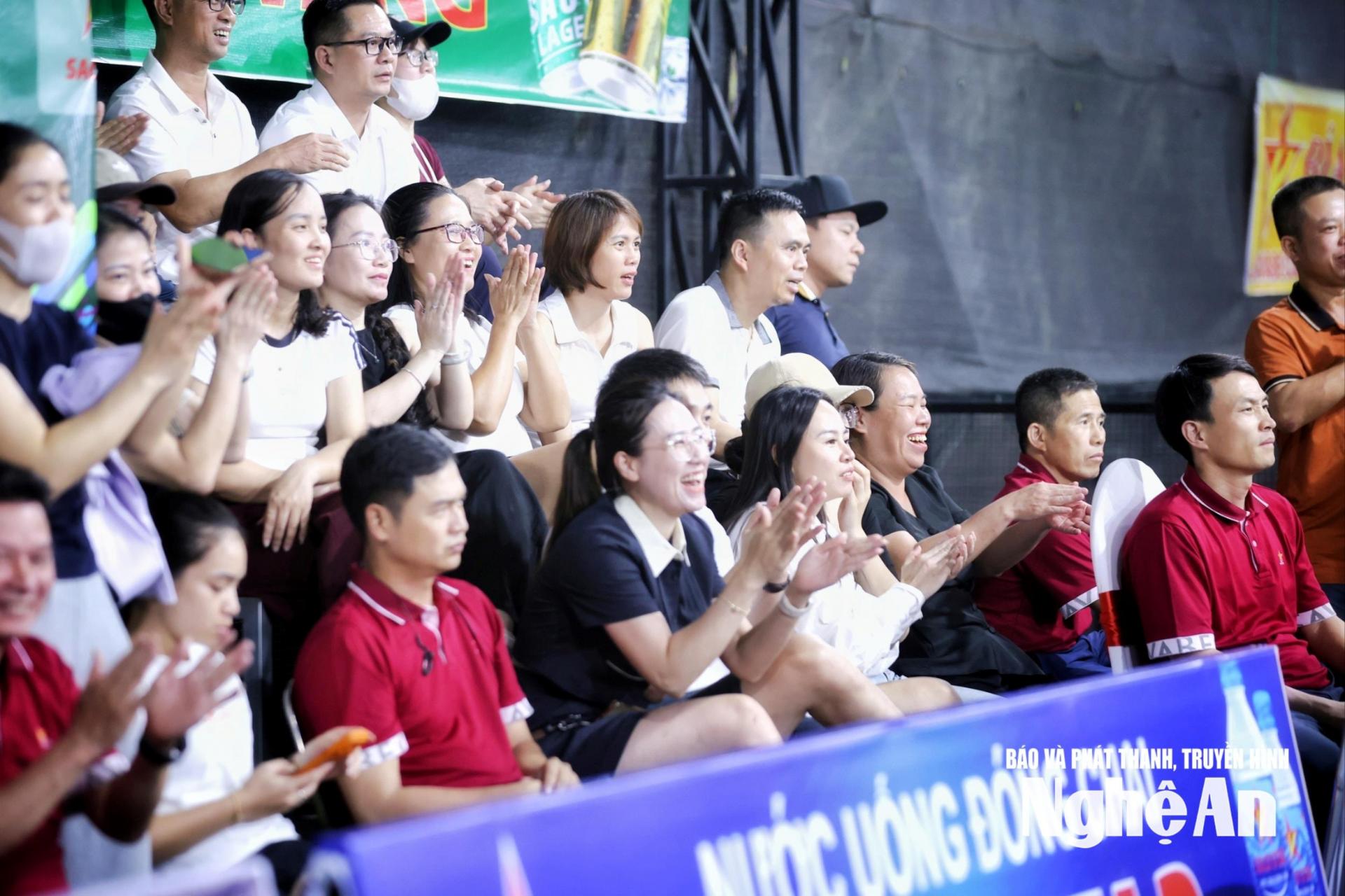 Các khán giả hào hứng cổ vũ các trận đấu. Ảnh: Đức Anh