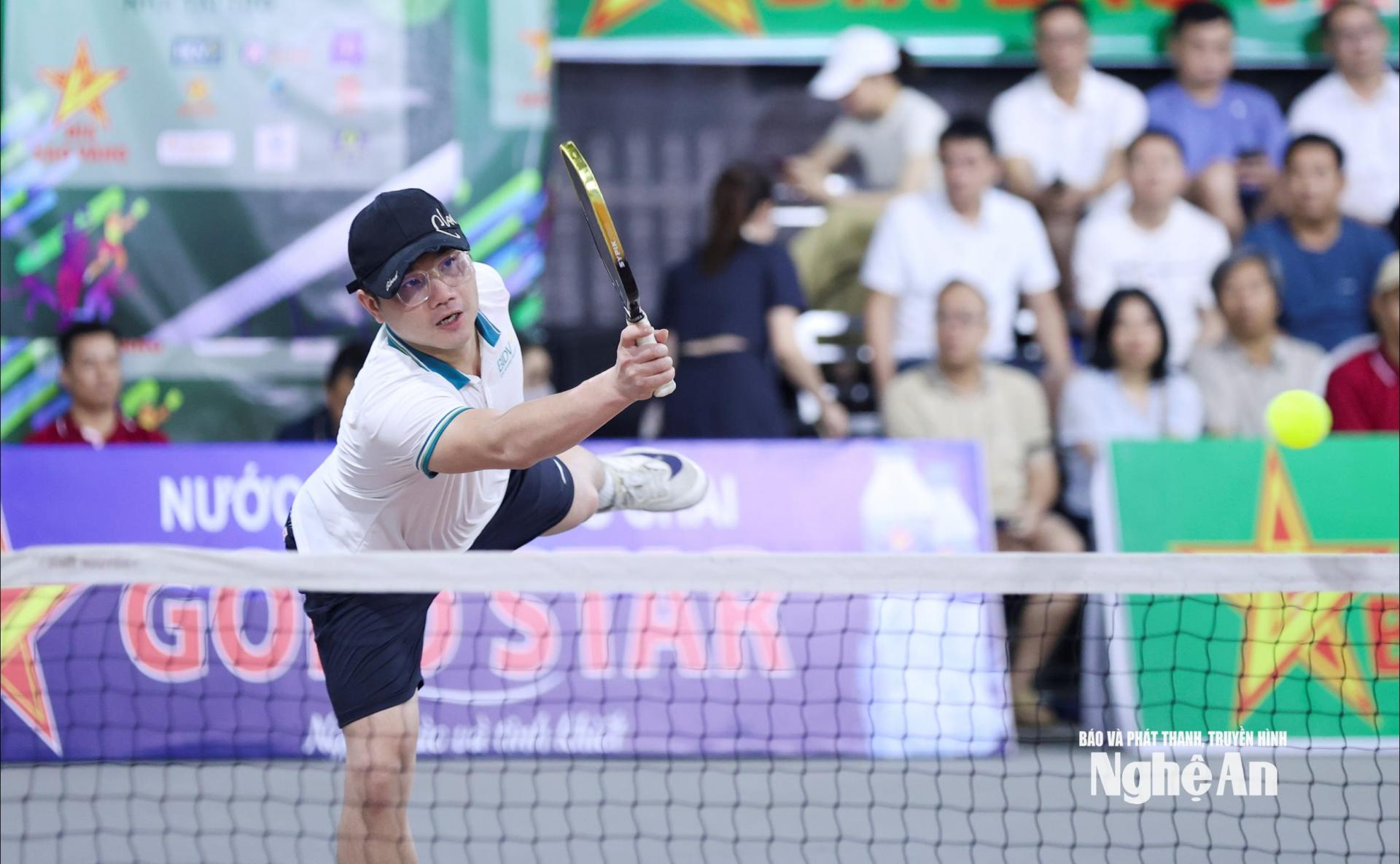 Các vận động viên nỗ lực hết mình trong từng pha bóng. Ảnh: Đức Anh