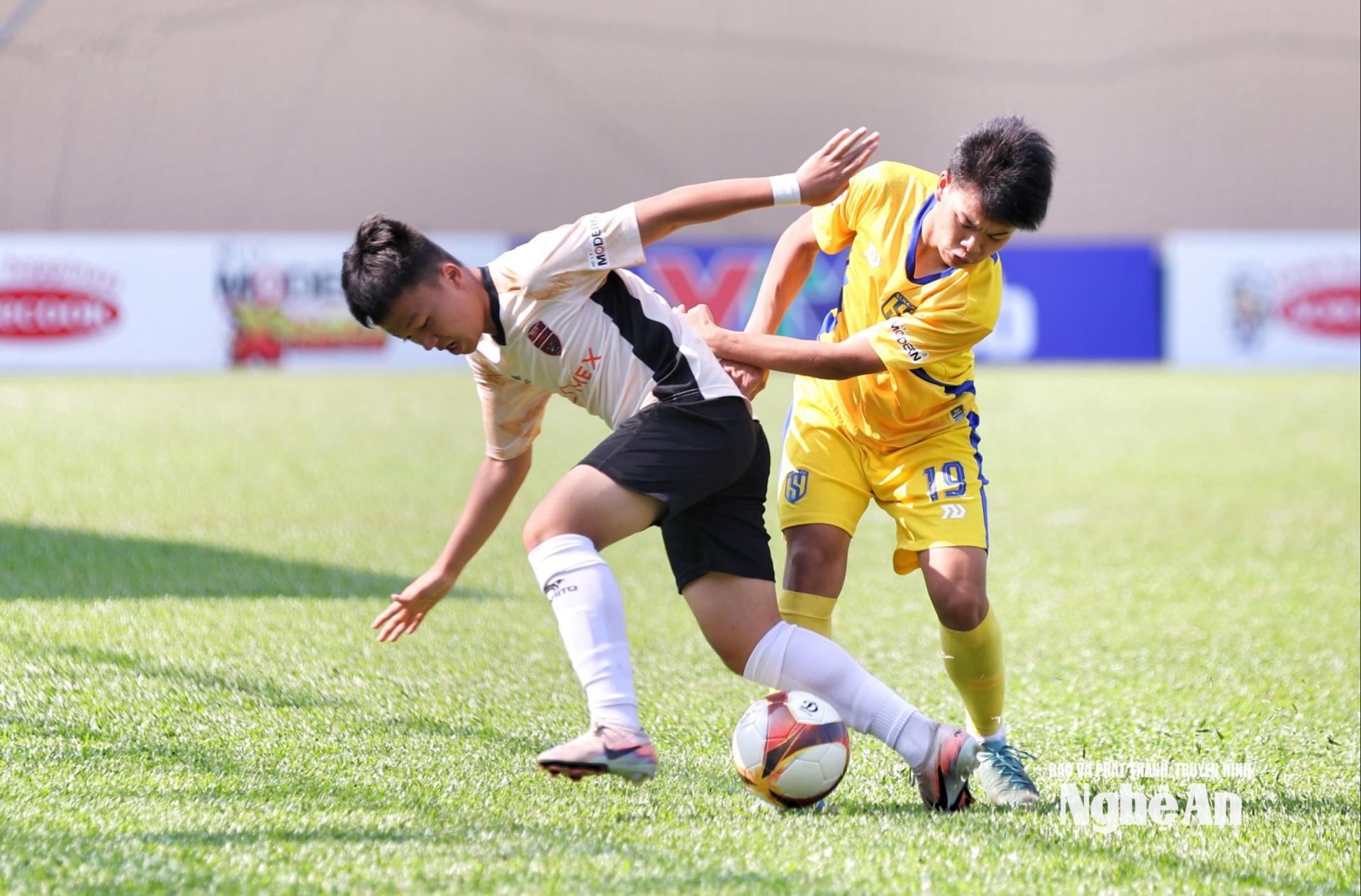 Hai cánh của U15 SLNA chơi đầy biến hóa. Ảnh: Đức Anh