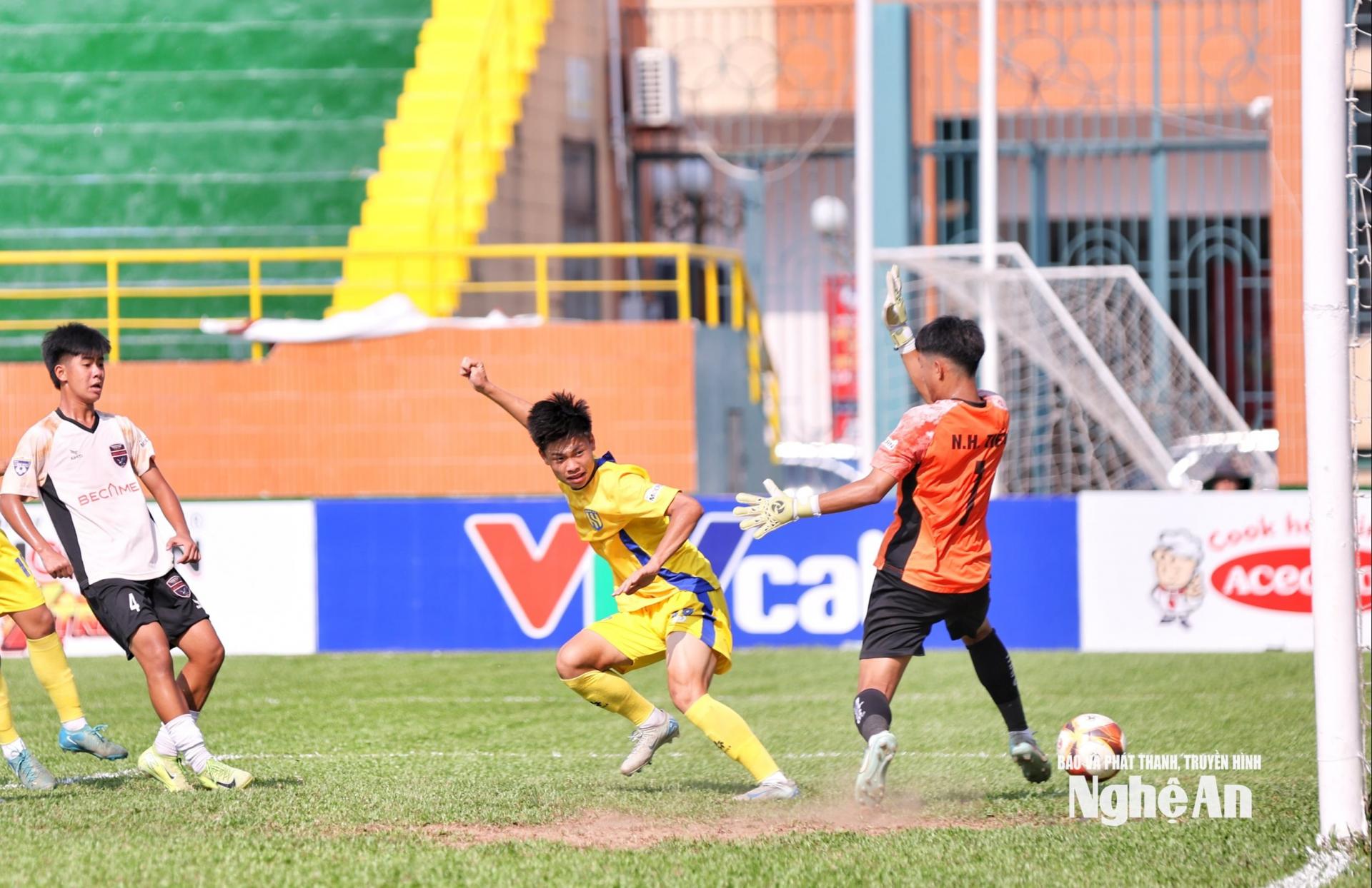 Trương Văn Tài lập Poker cho U15 SLNA. Ảnh: Đức Anh