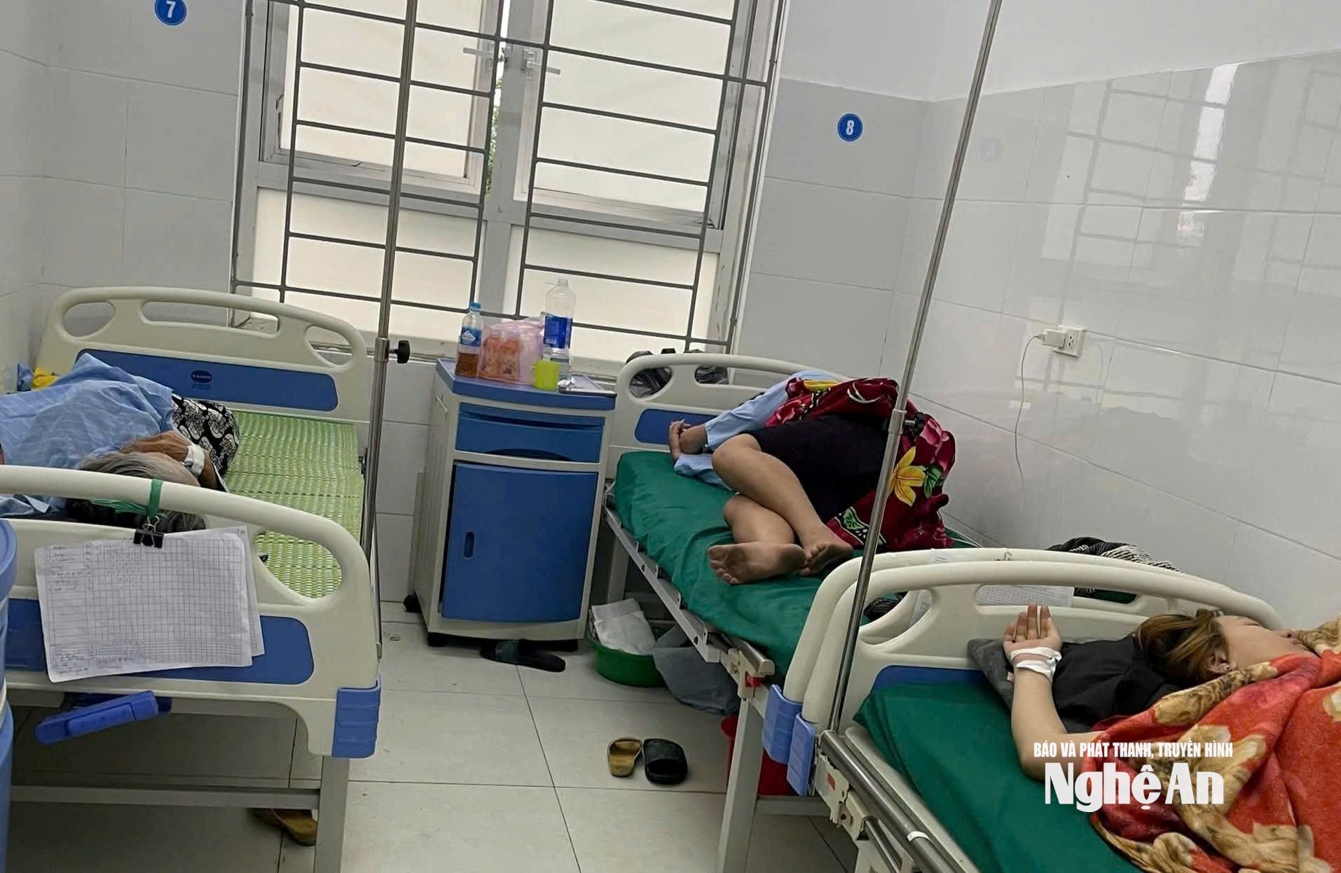 Các bệnh nhân đang được điều trị. Ảnh: H.T