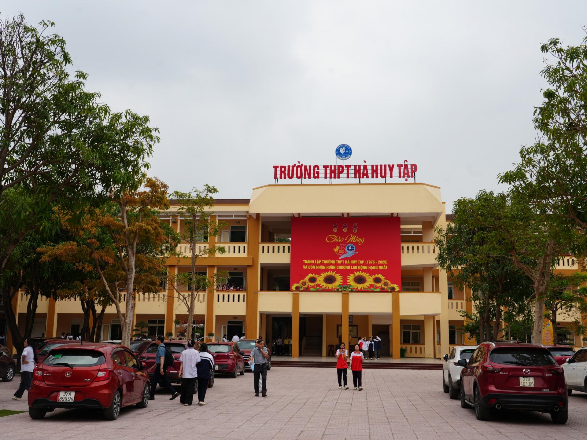 Trường THPT Hà Huy Tập cũng thông báo tuyển sinh tăng hơn 300 chỉ tiêu và đồng thời dành 20% xét tuyển NV2. Ảnh: Mỹ Hà