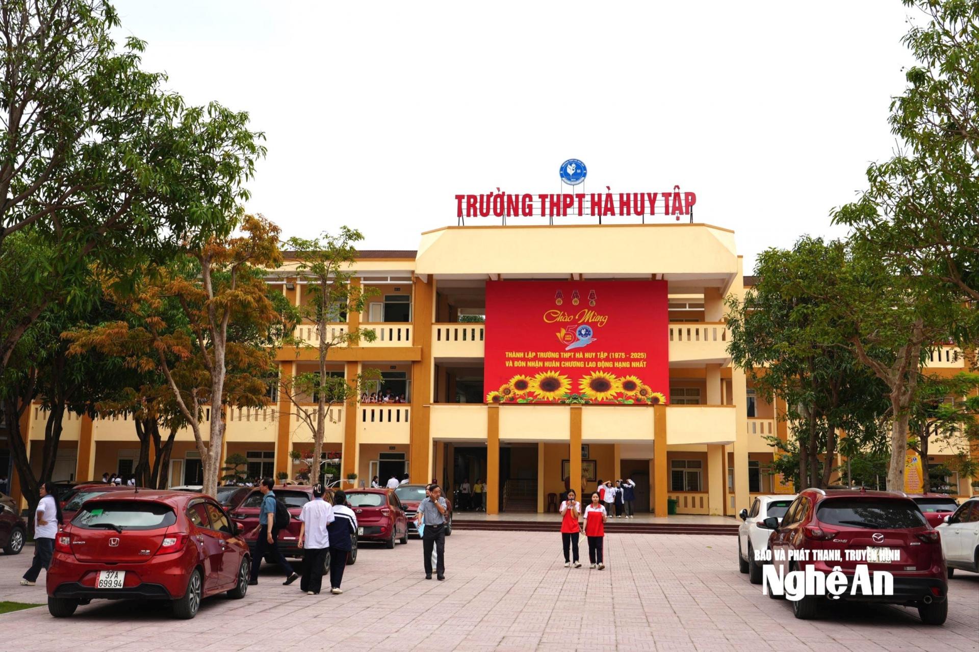 Trường THPT Hà Huy Tập dự kiến tuyển sinh tăng 7 lớp với 350 học sinh. Ảnh: P.V