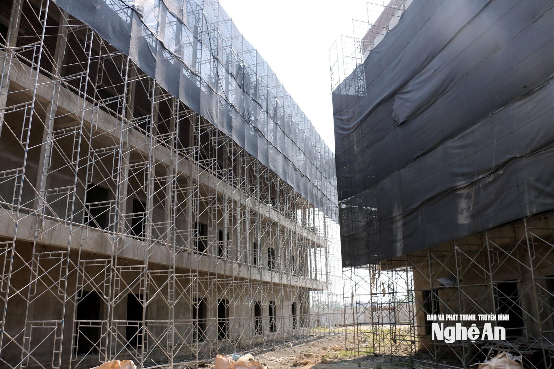 Hai dãy nhà ký túc xá được xây dựng liền kề và gần với khu nhà ăn của học sinh. Ảnh: Mỹ Hà