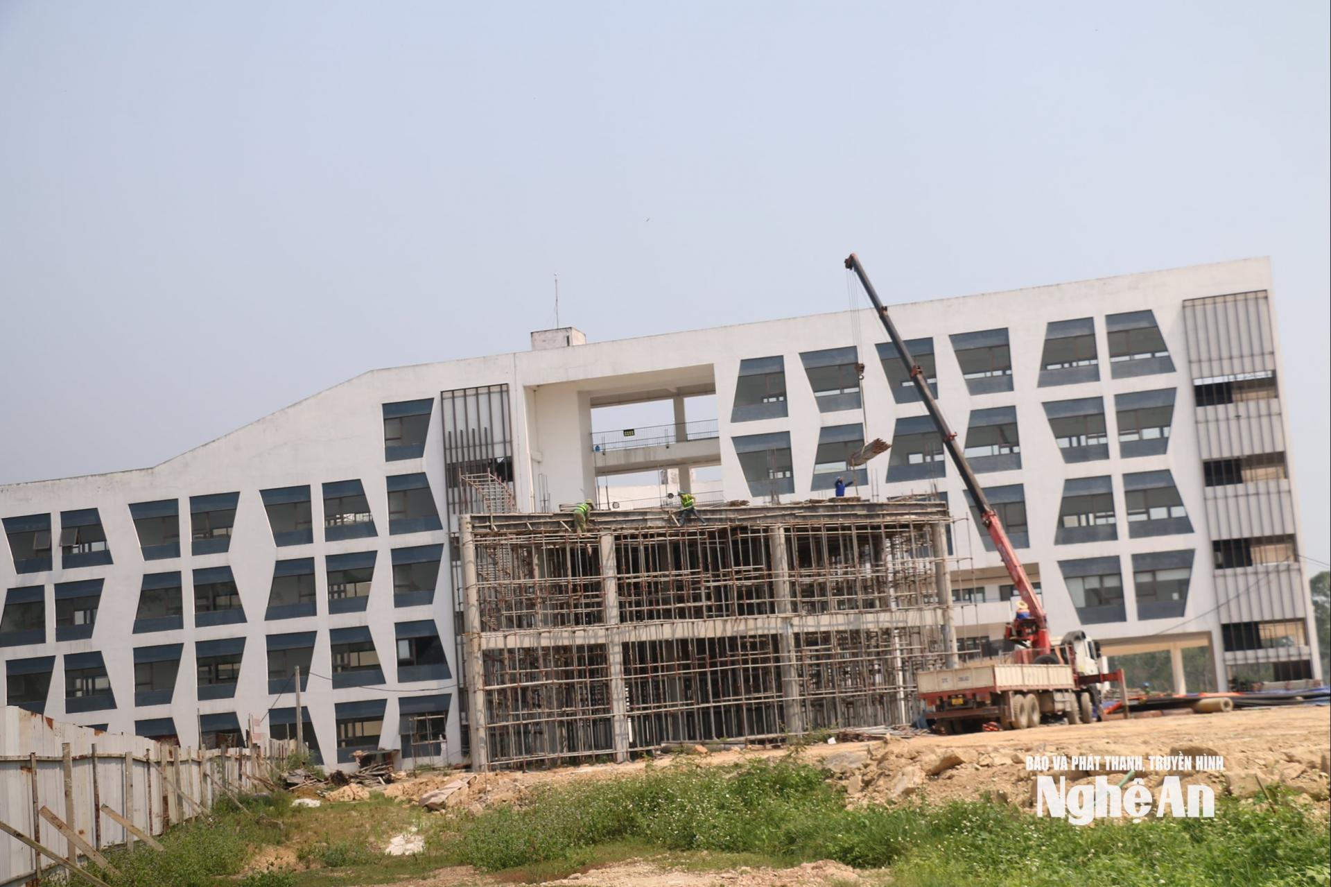 Dãy nhà làm việc của giáo viên đang thi công. Ảnh: Mỹ Hà