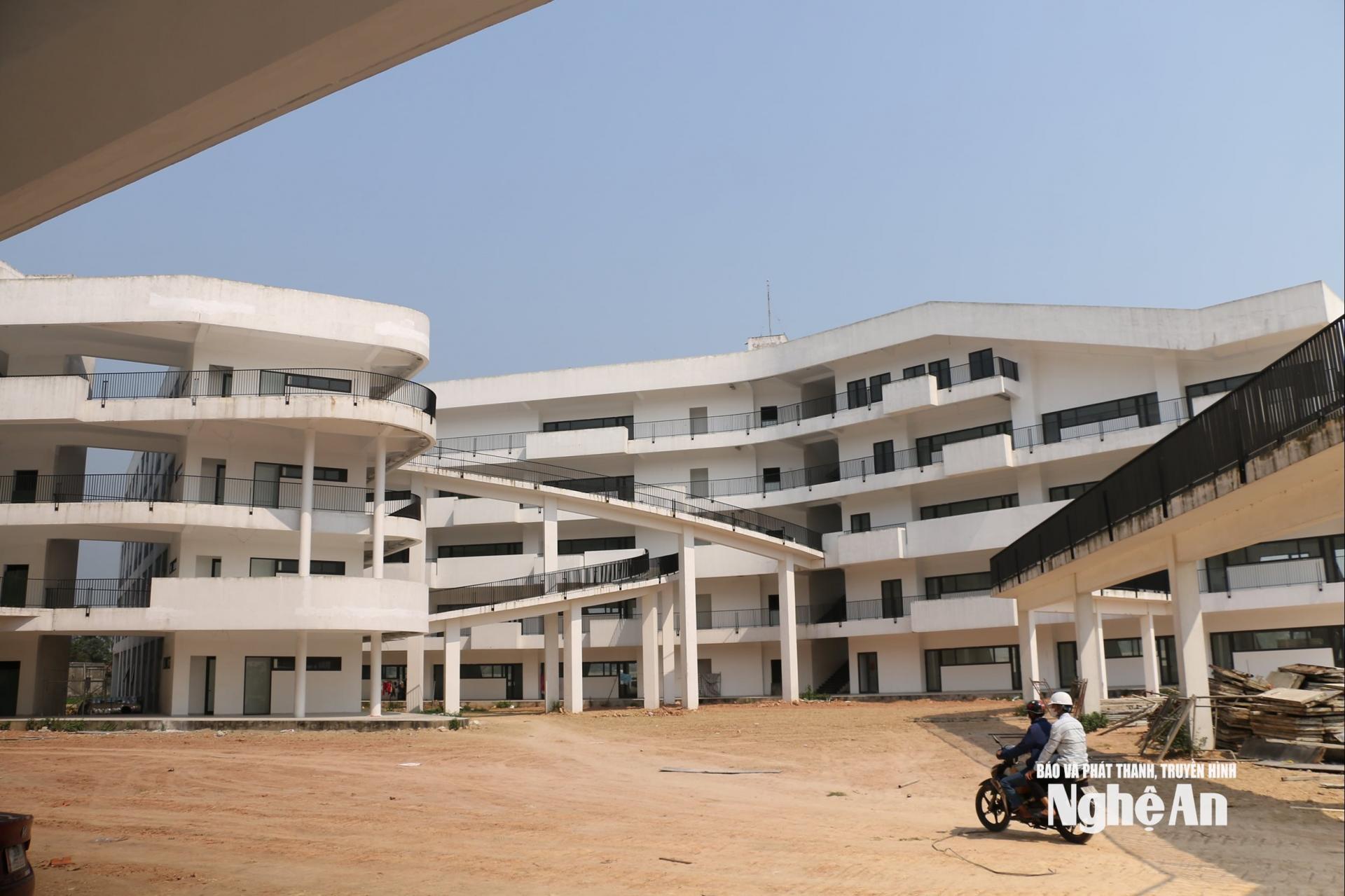 Khu vực phòng học đã hoàn thành cơ bản trong giai đoạn 1 của dự án. Ảnh: Mỹ Hà