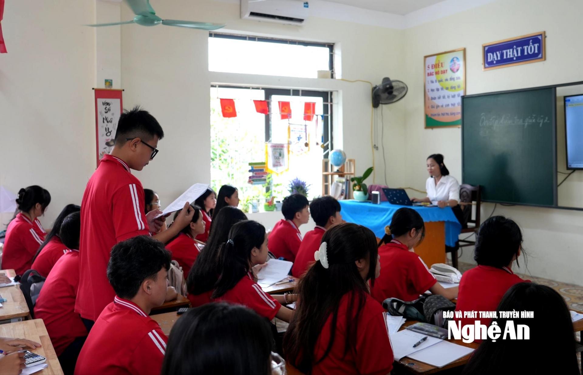 Bậc THCS có tỷ lệ giáo viên đã được thăng hạng II chiếm trên 80%. Trong ảnh: GIờ học của học sinh Trường THCS Trường Thi, phường Trường Vinh. Ảnh: Mỹ Hà