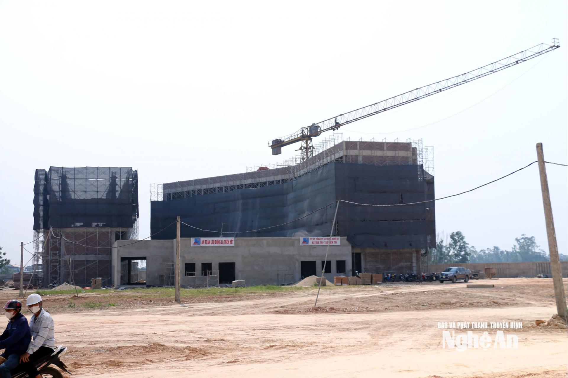 Khu Ký túc xá với 88 phòng ở và nhà ăn của học sinh đang trong giai đoạn hoàn thiện. Ảnh: Mỹ Hà