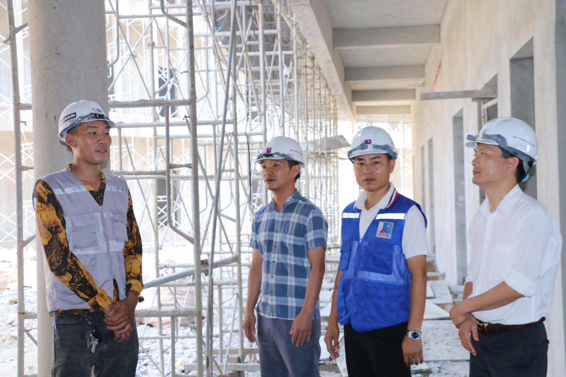 Đại diện Ban Quản lý dự án trao đổi với đơn vị thi công công trình. Ảnh: Mỹ Hà