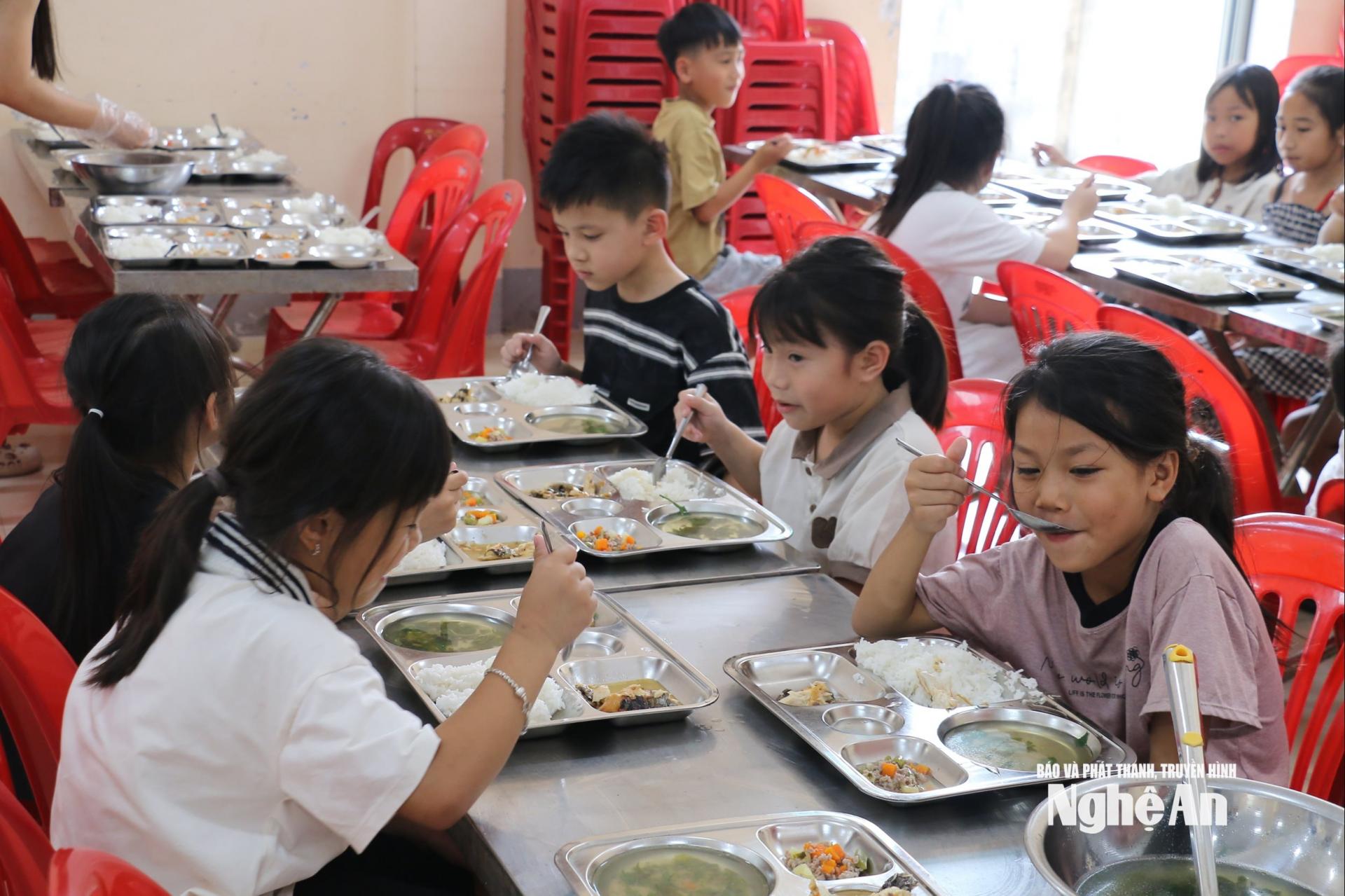 Kiểm tra các suất ăn bán trú cho học sinh. Ảnh: Mỹ Hà