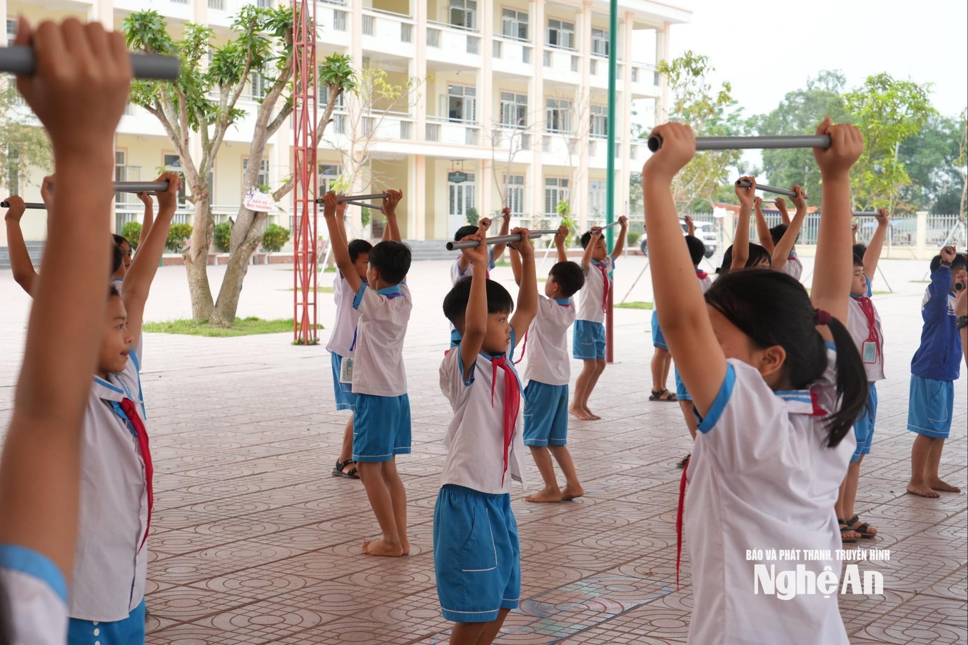 Tiết học thể dục của học sinh Trường Tiểu học Quỳnh Lập B, phường Tân Mai. Ảnh: Mỹ Hà