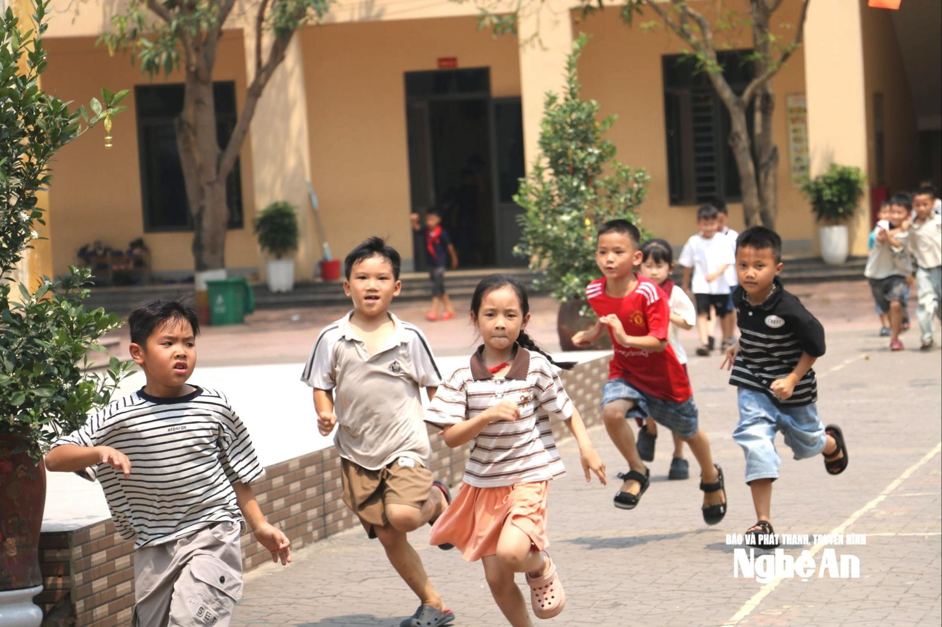 Học sinh Trường Tiểu học Nghi Thủy, phường Cửa Lò. Ảnh: Mỹ Hà