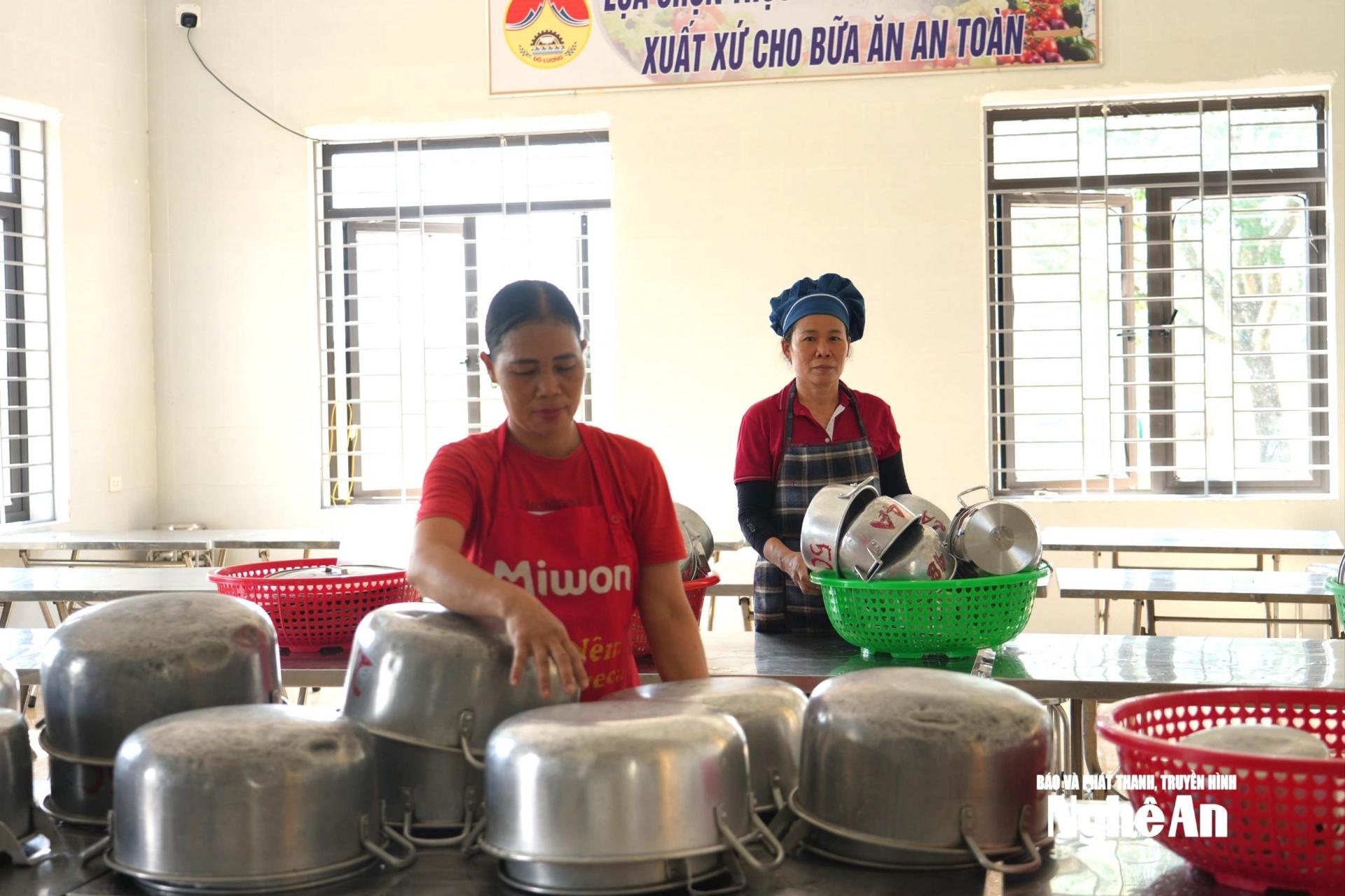Công tác chuẩn bị bữa ăn bán trú cho học sinh ở Trường Tiểu học Đà Sơn, xã Đô Lương. Ảnh: Mỹ Hà