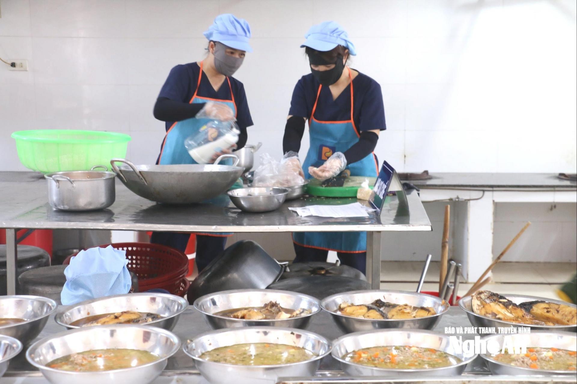 Bữa ăn bán trú cho học sinh ở Trường Tiểu học Nghi Thủy. Ảnh: Mỹ Hà