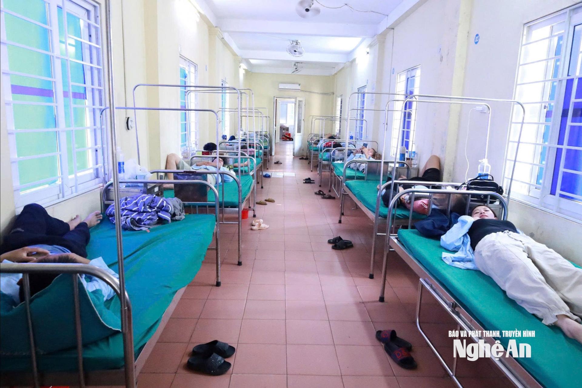 Đến nay đã có tổng cộng 62 người nhập viện nghi ngộ độc thực phẩm, trong đó có 57 người cho biết ăn bánh mì tại tiệm bánh mì Quỳnh. Ảnh: T.H