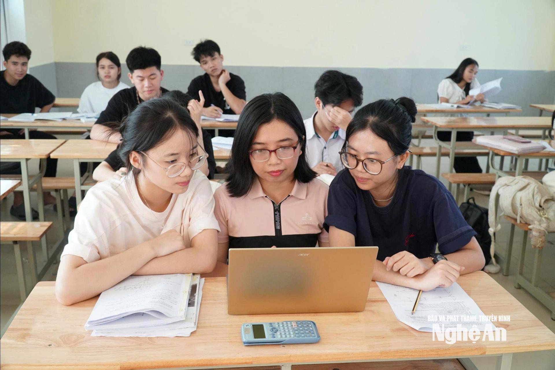 Cô giáo Hà Ngân cùng các học trò. Ảnh: Mỹ Hà