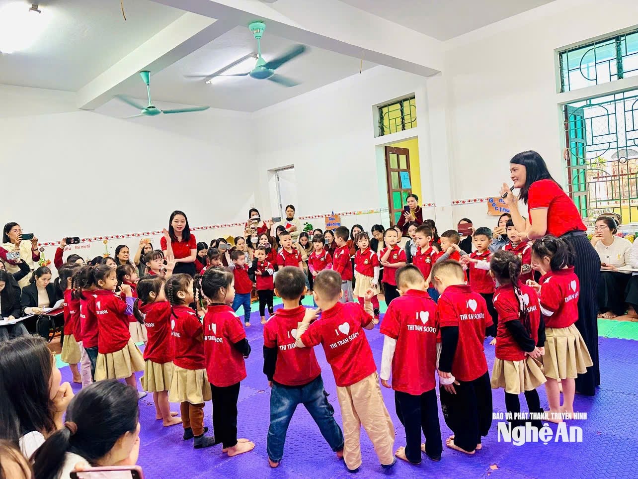 Cô Phan Thị Huyền (bên phải), giáo viên Trường Mầm non thị trấn Yên Thành đến nay đã có thâm niên hơn 20 năm làm giáo viên mầm non. Ảnh: Tiến Hùng