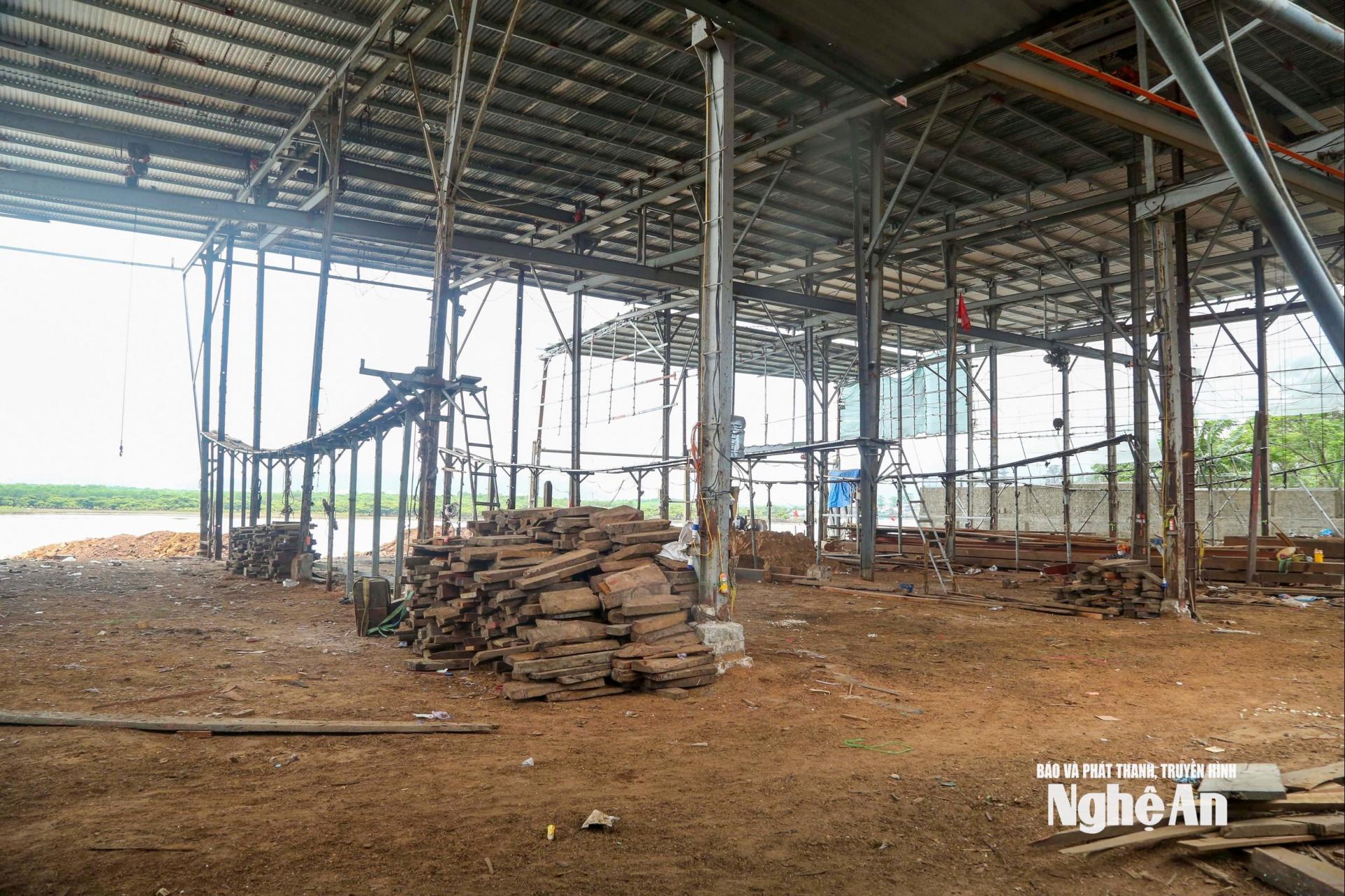 Một xưởng đóng tàu tại Làng nghề đóng tàu Trung Kiên gần như nằm im suốt mấy tháng nay. Ảnh: Đình Tuyên