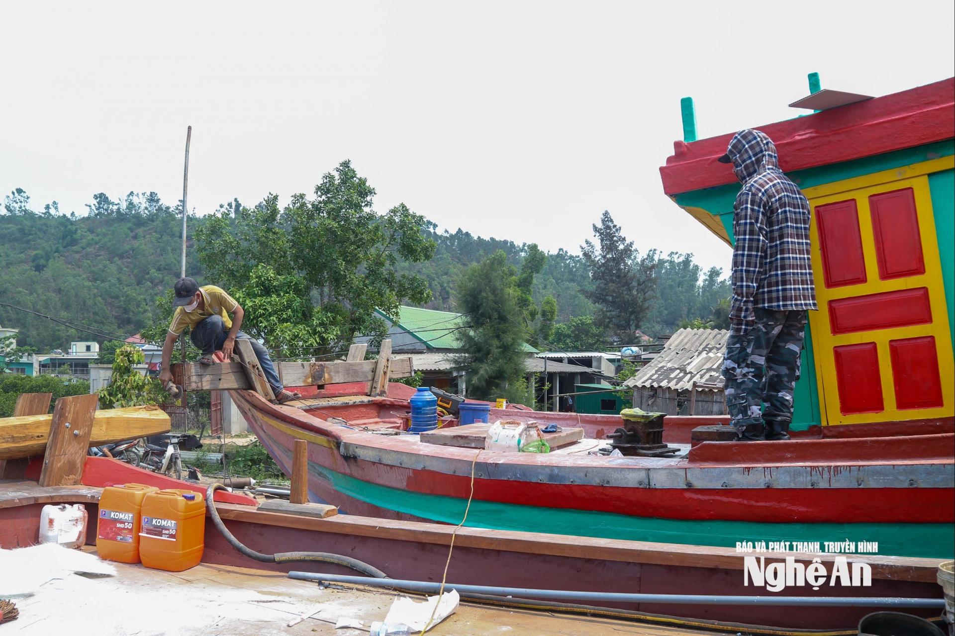 Đằng sau mỗi chuyến vươn khơi an toàn là sự tỉ mỉ, kiên nhẫn của những người thợ đóng tàu. Ảnh: Đình Tuyên