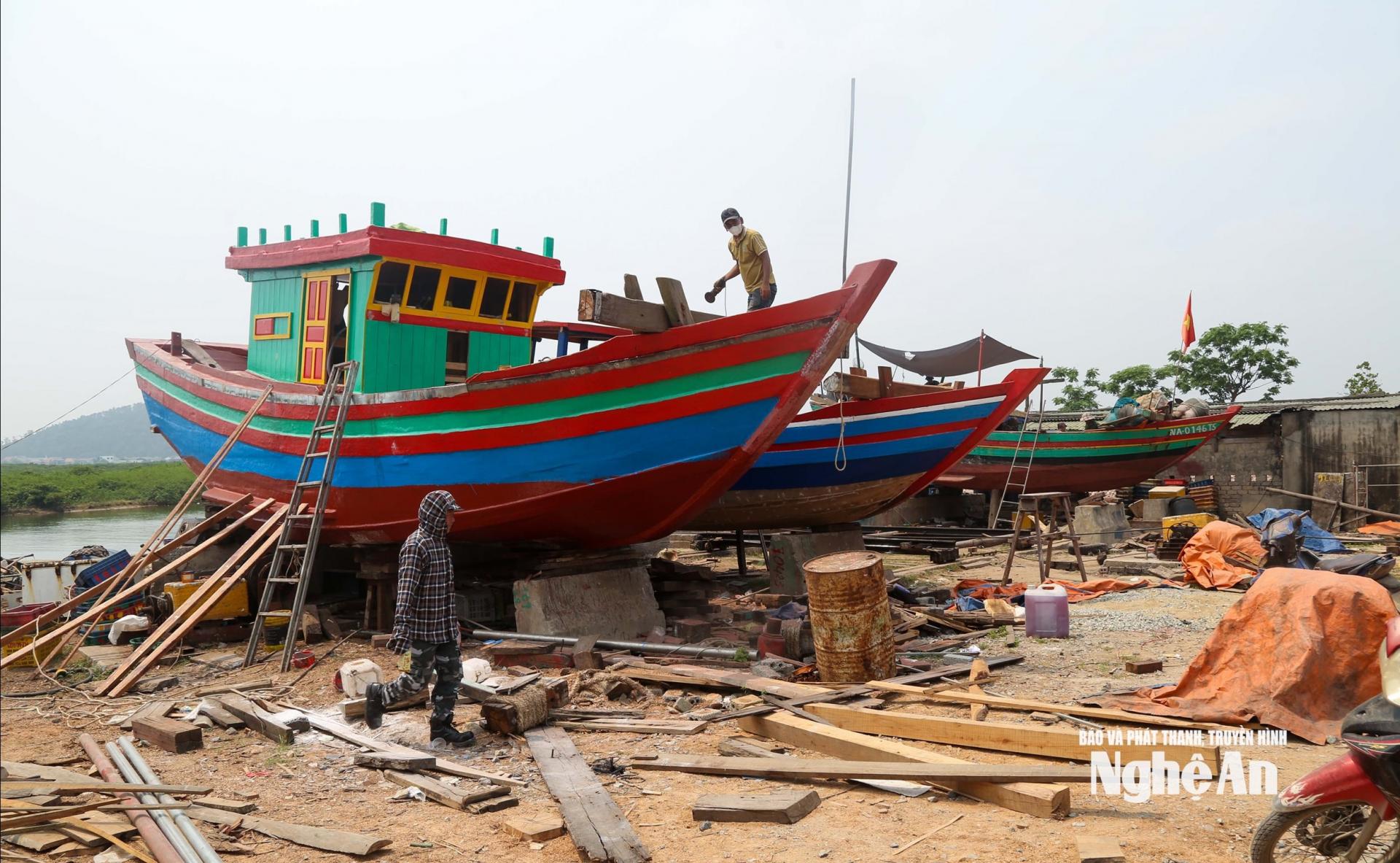 Những con tàu cũ khoác lại “lớp áo mới” qua bàn tay người thợ làng nghề. Ảnh: Đình Tuyên
