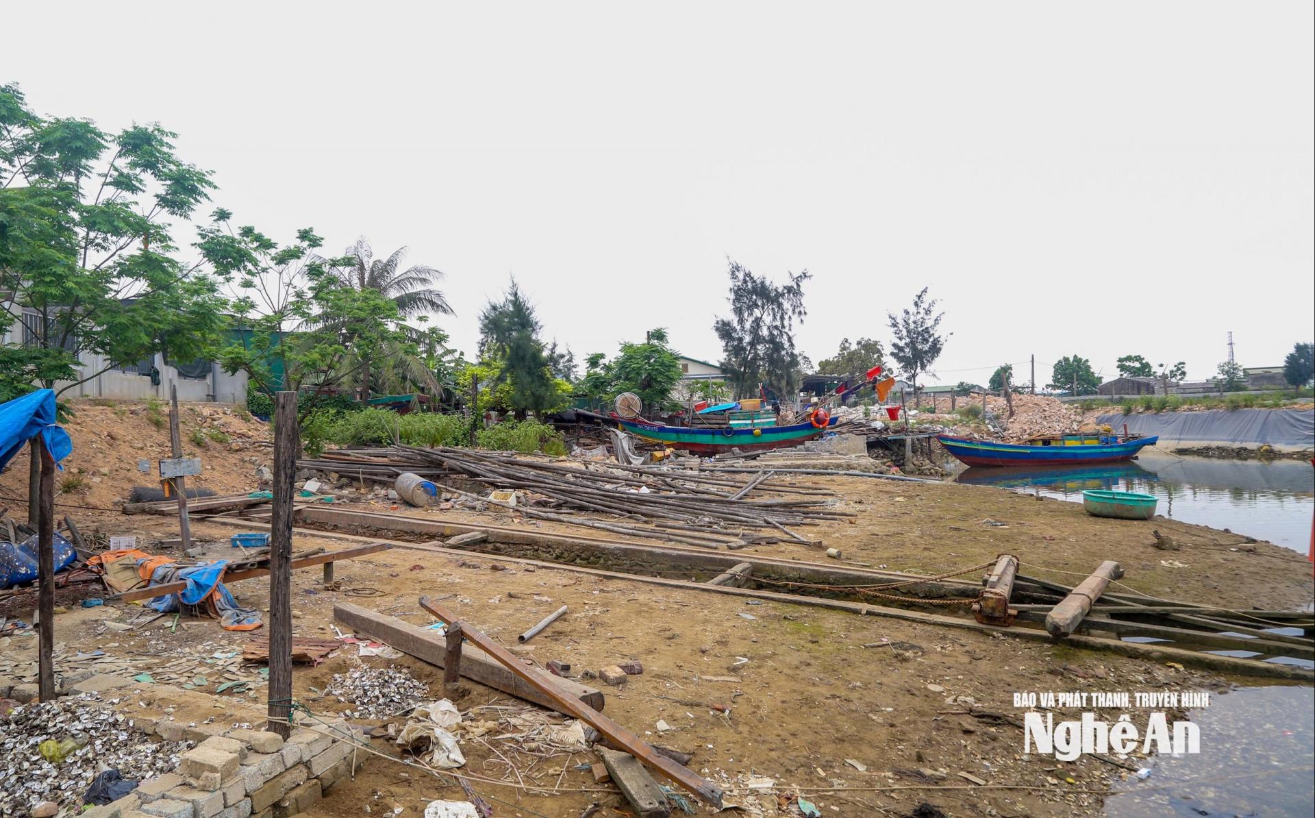 Những khung gỗ, vỏ tàu nằm trơ trọi giữa nắng gió, gợi nhắc về một thời hoàng kim của làng nghề. Ảnh: Đình Tuyên