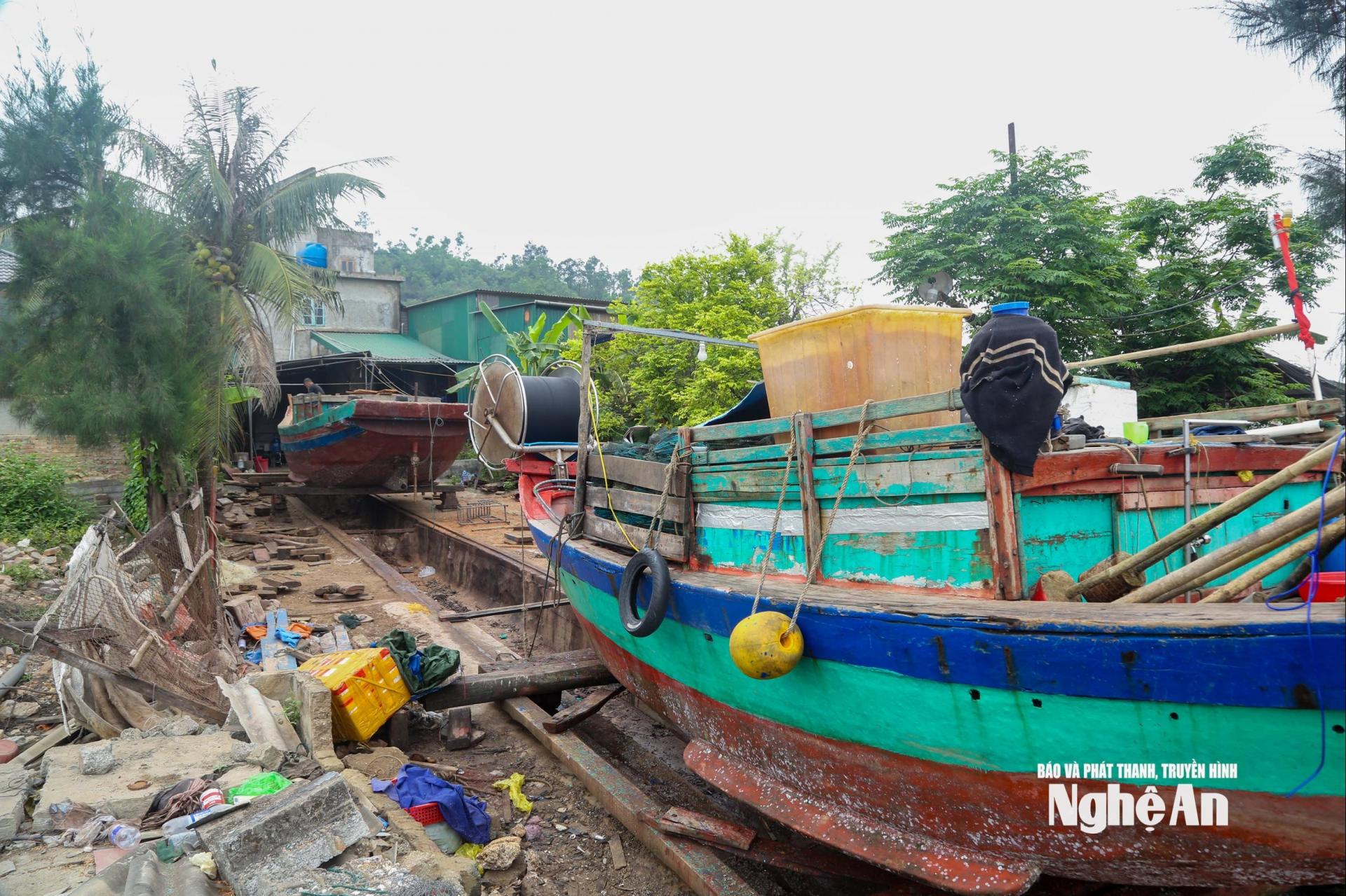 Những con tàu cũ nằm chờ sửa chữa. Ảnh: Đình Tuyên