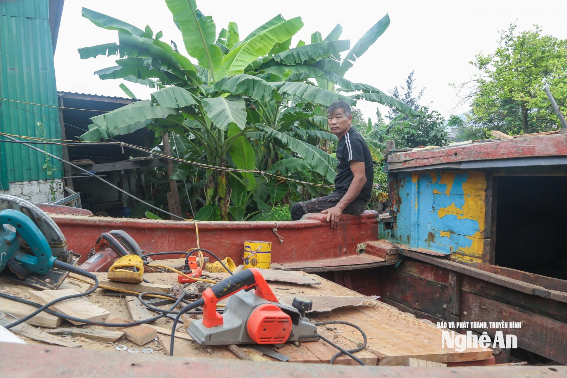 Đơn hàng thưa thớt, ông Trần Đăng Thuận, chủ xưởng lặng lẽ tự làm từng công đoạn. Ảnh: Đình Tuyên