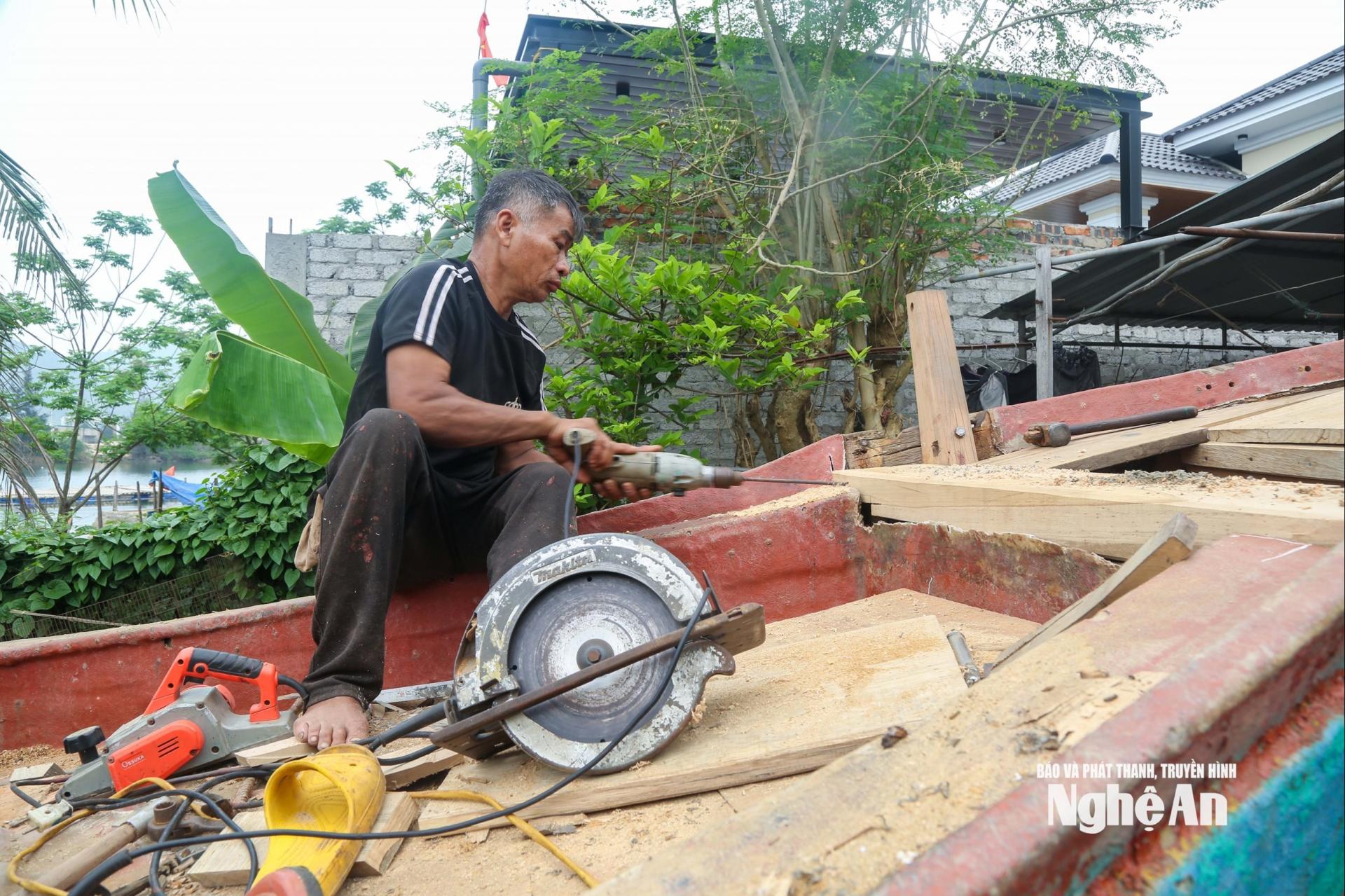 Sự thiếu vắng lớp trẻ khiến làng nghề ngày càng phụ thuộc vào những người thợ lớn tuổi. Ảnh: Đình Tuyên