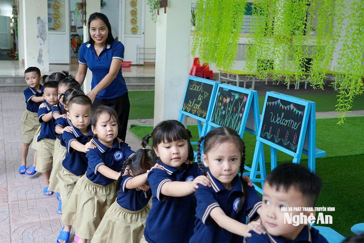 Theo quy định, tỷ lệ giáo viên hạng II được phép cơ cấu tối đa không quá 50%, nhưng trên thực tế, khối giáo viên mầm non trên địa bàn tỉnh mới chỉ đạt khoảng 30%. Ảnh: Tiến Hùng