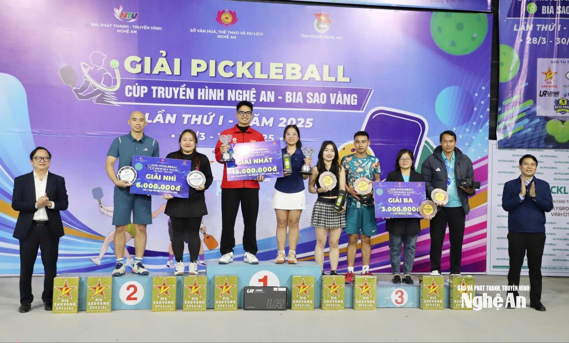 Nguyễn Thảo Nguyên nhận cúp vô địch Đôi nam nữ 16-40 tuổi Giải Pickleball Cup Truyền hình Nghệ An - Bia Sao Vàng mùa 1. Ảnh: Trần Đô