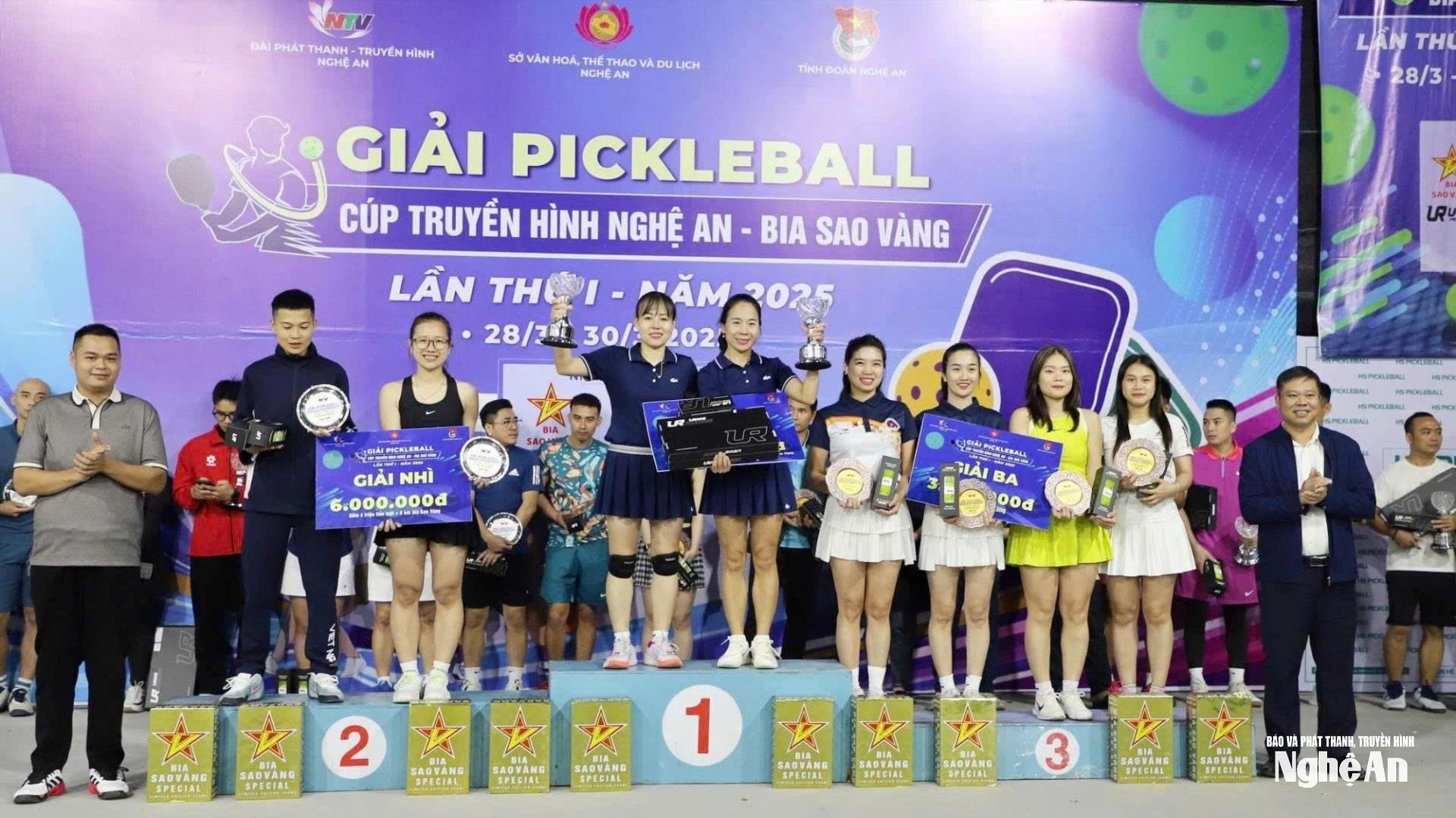 Chị Nguyễn Thị Hạ Long nhận cúp vô địch Đôi nữ 16-40 tuổi. Ảnh: Trần Đô