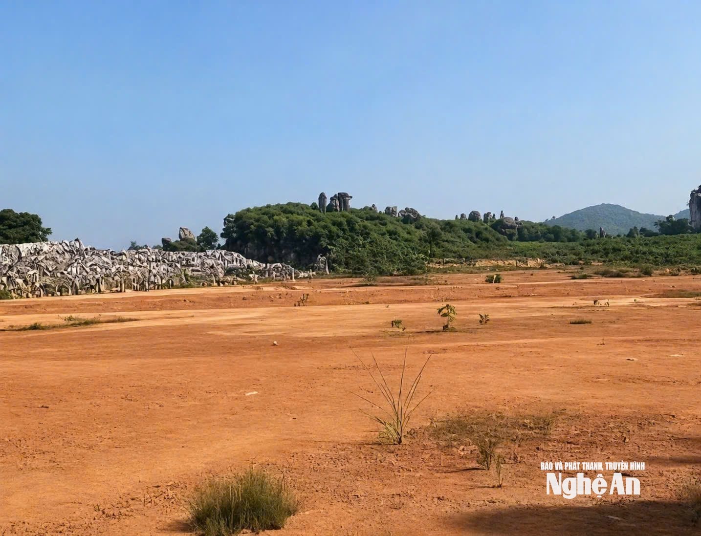 Nhà máy xử lý chất thải Thái Hòa sau khi khởi công vẫn đang là bãi đất trống, cạnh đó là bãi rác đang quá tải. Ảnh: H.T