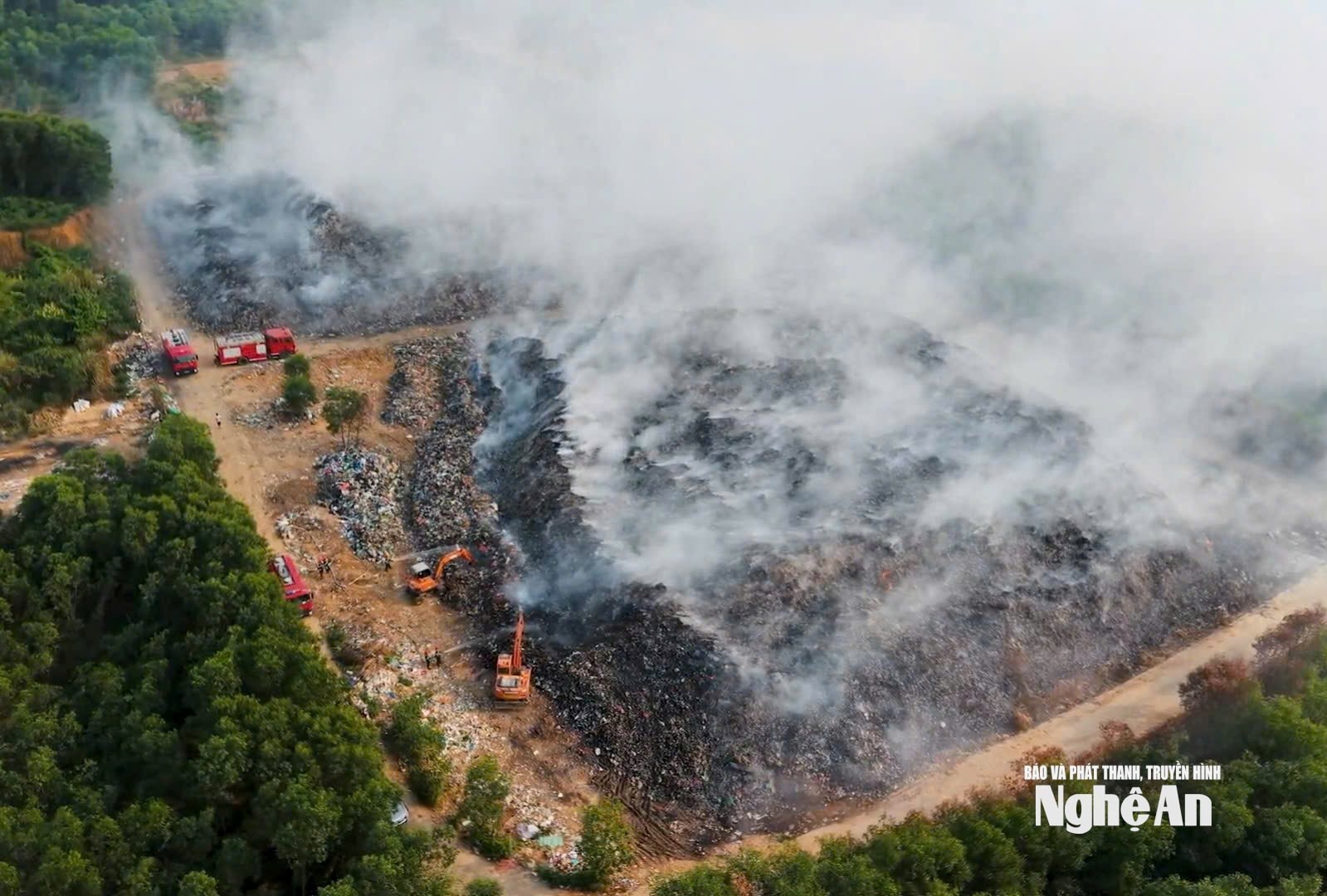 Lực lượng chức năng đang nỗ lực khống chế đám cháy. Ảnh: H.T