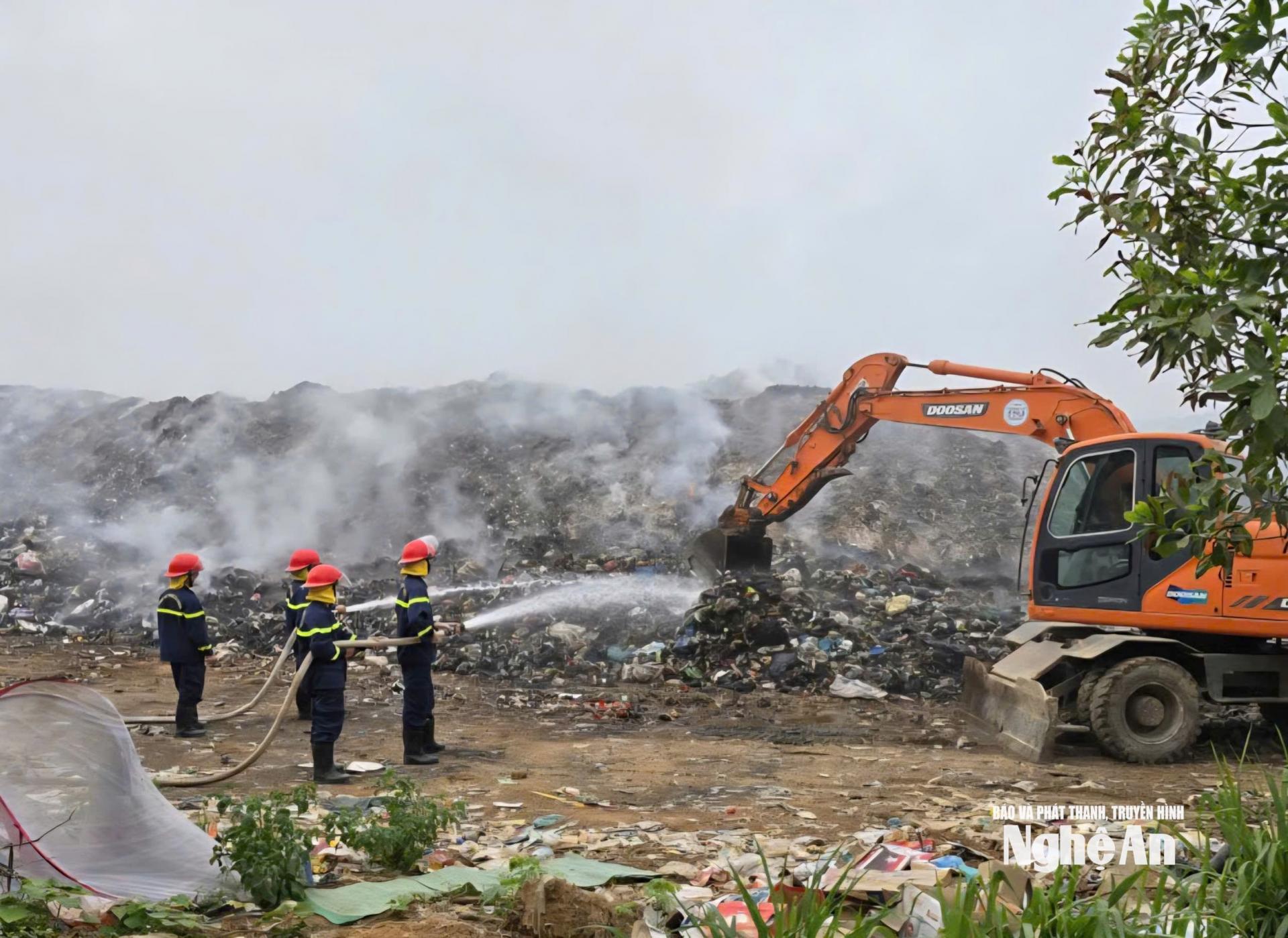 Lực lượng chức năng đang nỗ lực dập tắt hoàn toàn đám cháy. Ảnh: H.T