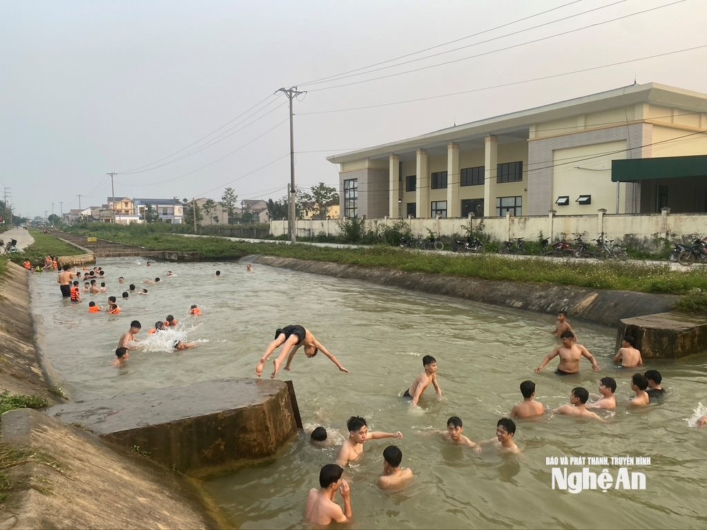 Khu vực đập Phà Lài trên sông Giăng ở xã Môn Sơn những ngày nắng nóng gần đây trở thành điểm tắm tự phát. Ảnh: Văn Trường