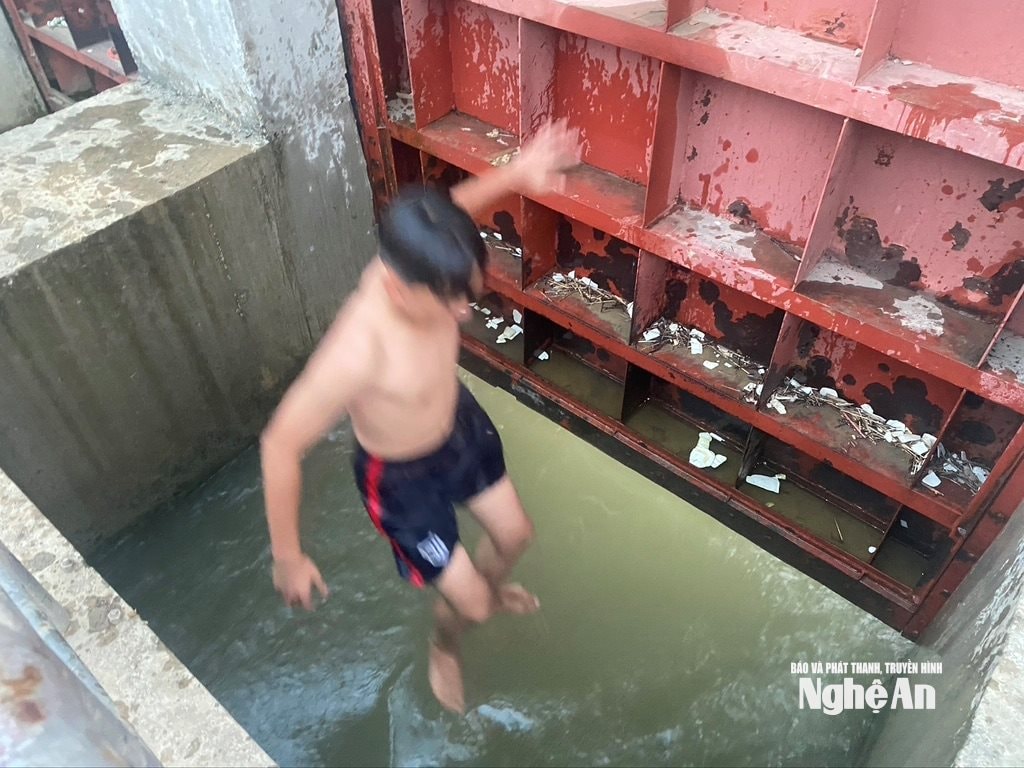 Một trẻ nhỏ nhảy trực tiếp vào cống ngầm Phúc Tăng. Ảnh: Văn Trường