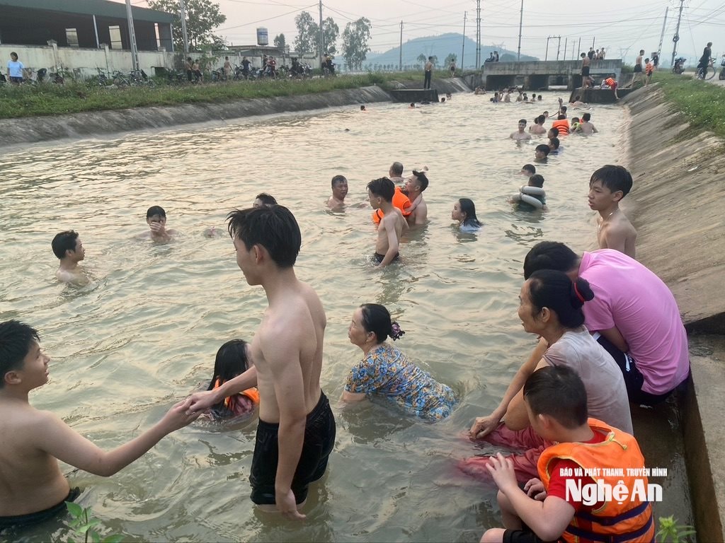Nhiều trẻ em tắm trên tuyến kênh N8 ở xã Yên Thành. Ảnh: Văn Trường