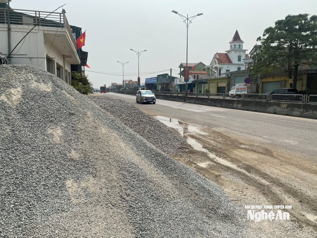 Quốc lộ 1 đoạn qua xã Quỳnh Văn, giáp ranh phường Quỳnh Mai các hộ dân đổ đá dăm tràn ra lòng đường. Ảnh: Văn Trường