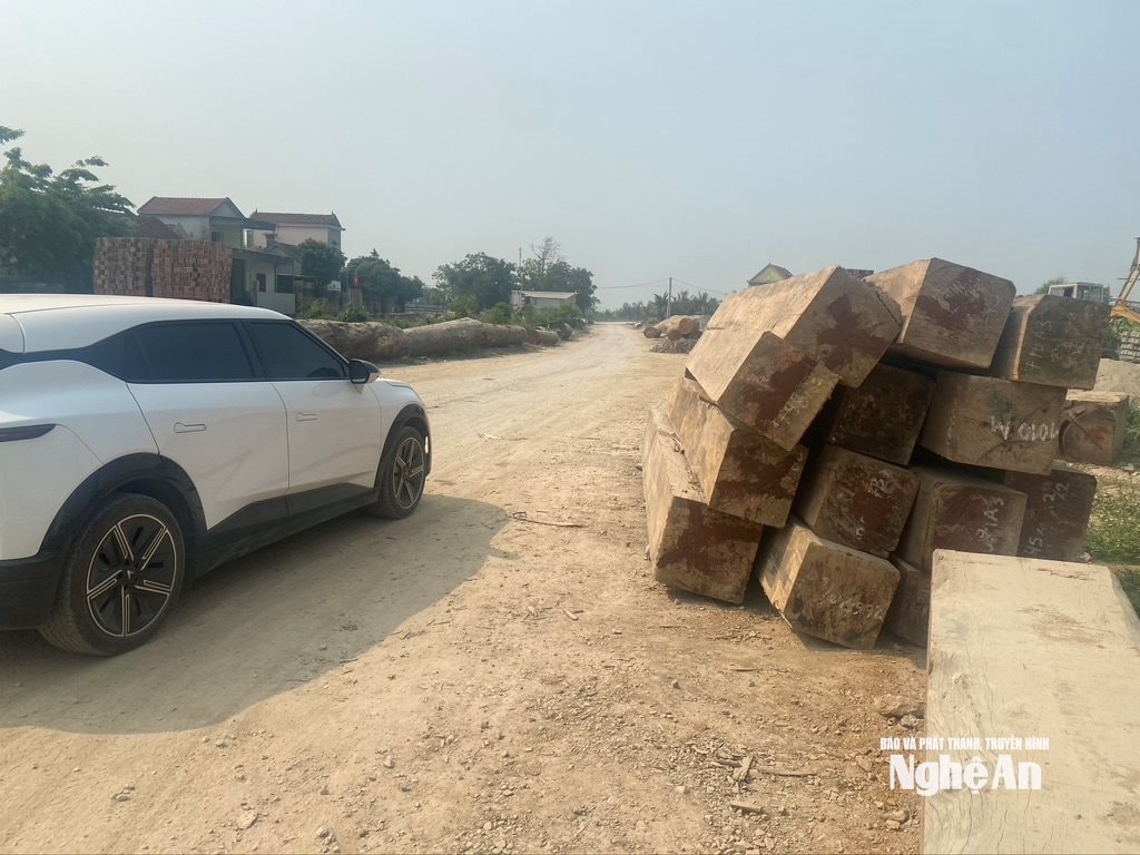 Những tấm gỗ dựng chênh vênh trên đường có thể đổ sập bất cứ lúc nào. Ảnh: Văn Trường