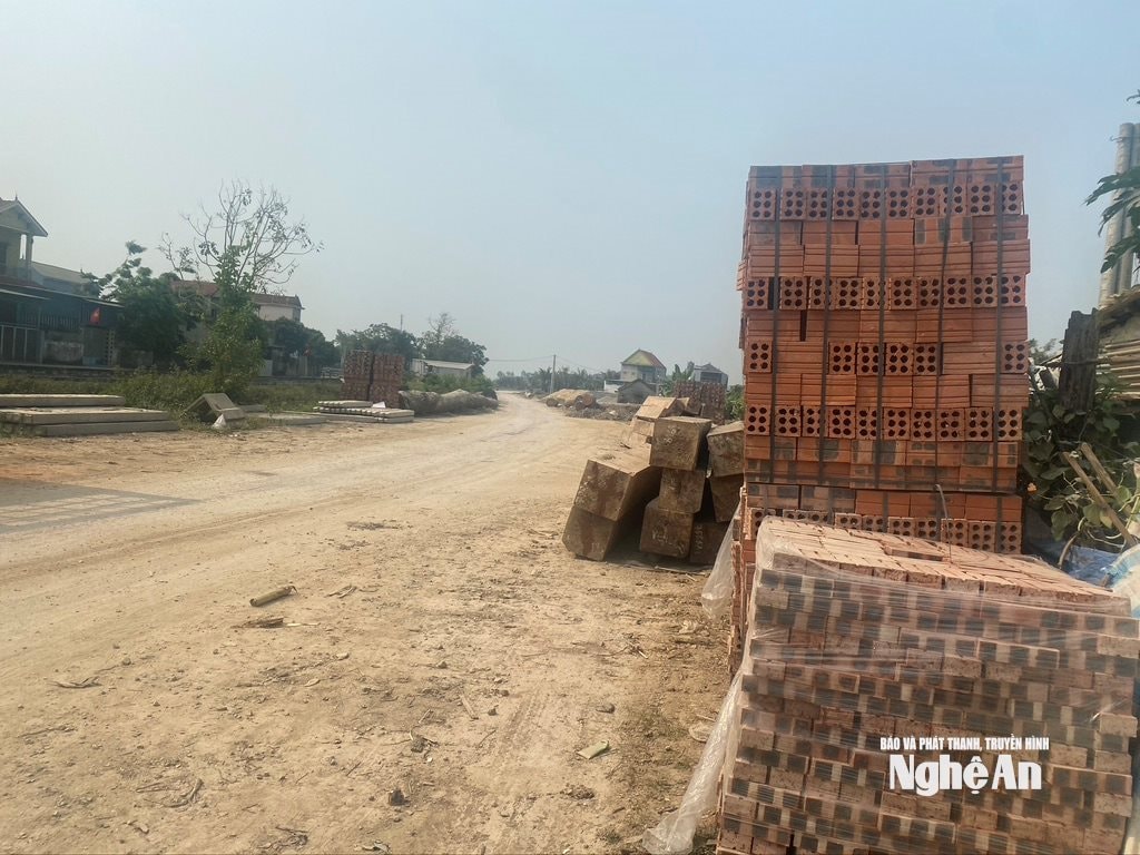 Gạch được chất từng chồng cao bên đường tiềm ẩn nguy cơ mất an toàn. Ảnh: Văn Trường