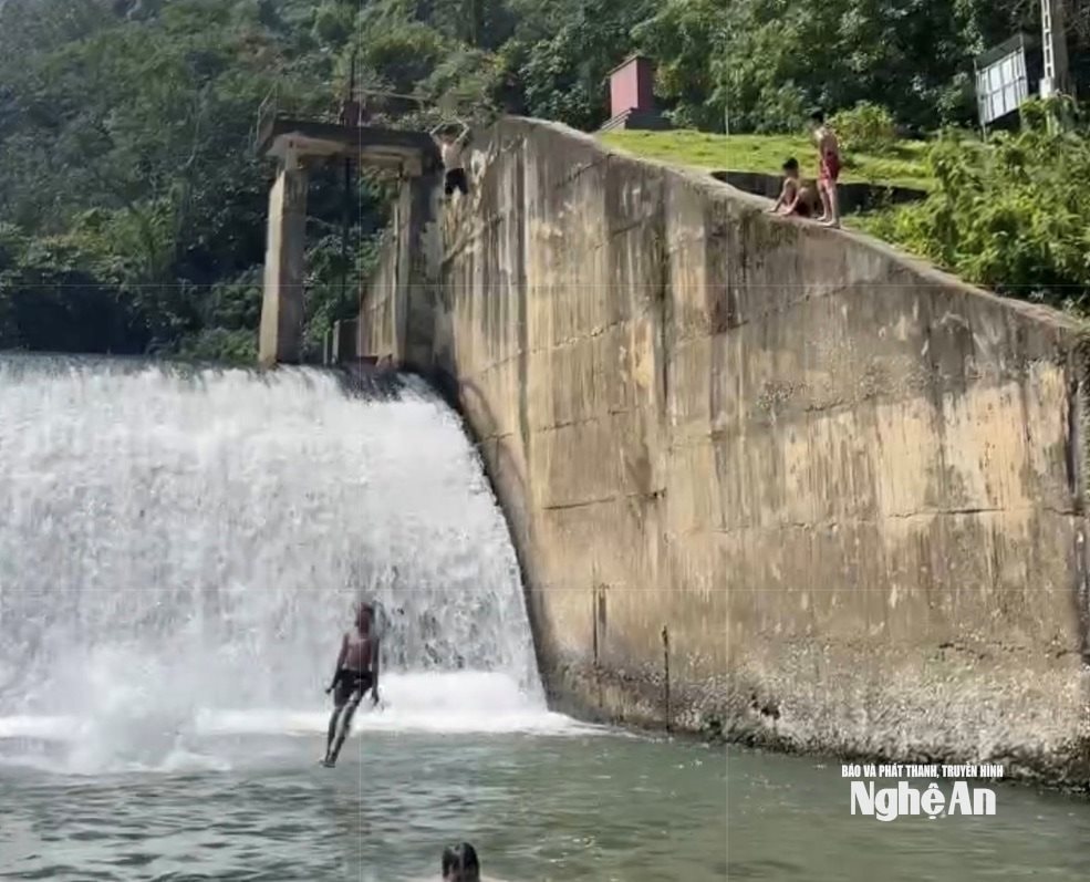Trẻ em nhảy từ độ cao gần 7 mét xuống đập Phà Lai ở xã Môn Sơn. Ảnh: Văn Trường
