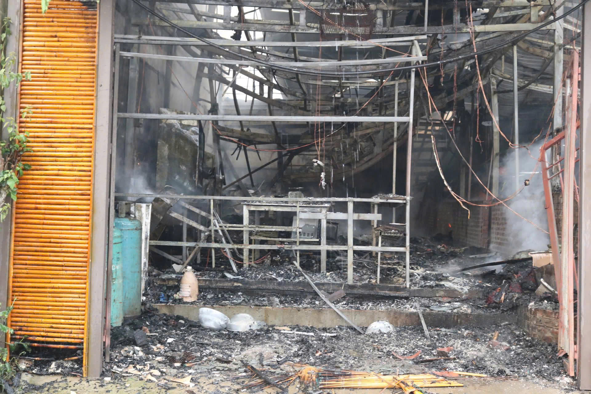 Hiện trường nhà hàng Lẩu Cua Sông và 3 nhà dân liền kề bị cháy. Ảnh: CACC